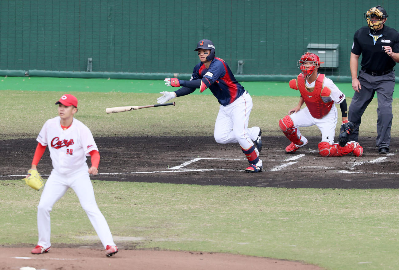 日本対広島　1回表日本無死一塁、森下は右前打を放つ（撮影・加藤哉）