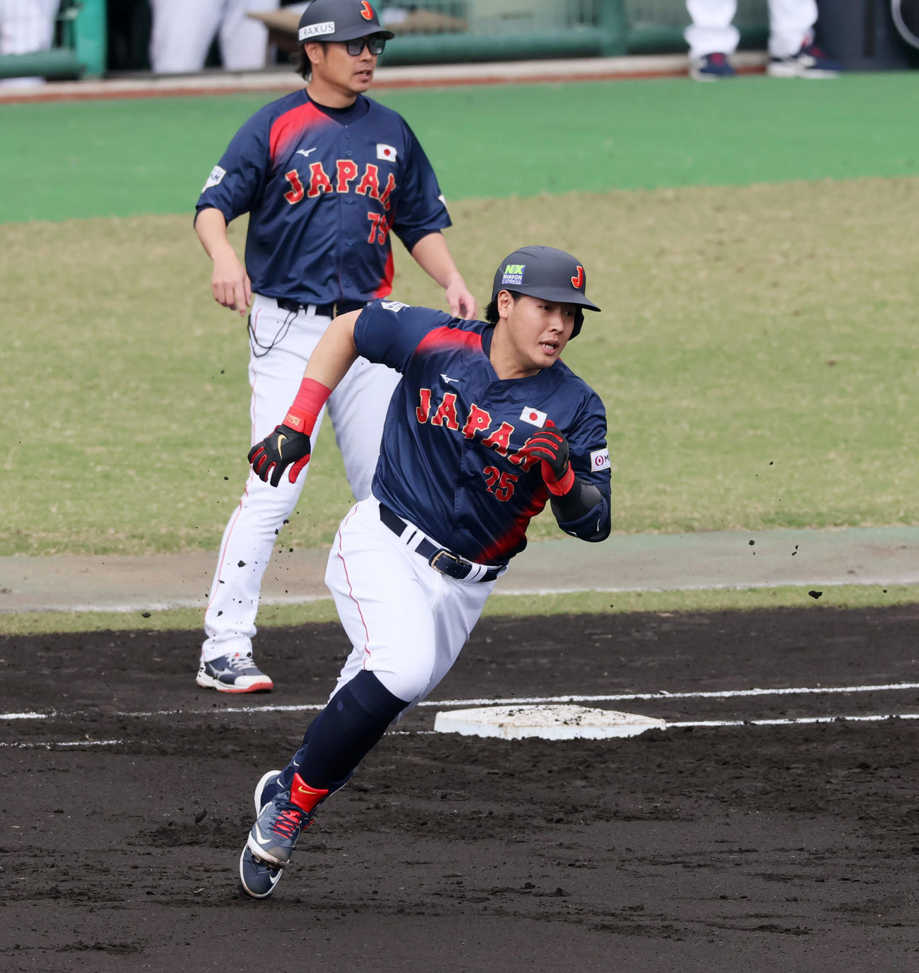 日本対広島　1回表日本無死一、二塁、岡本は左へ適時二塁打を放つ（撮影・加藤哉）