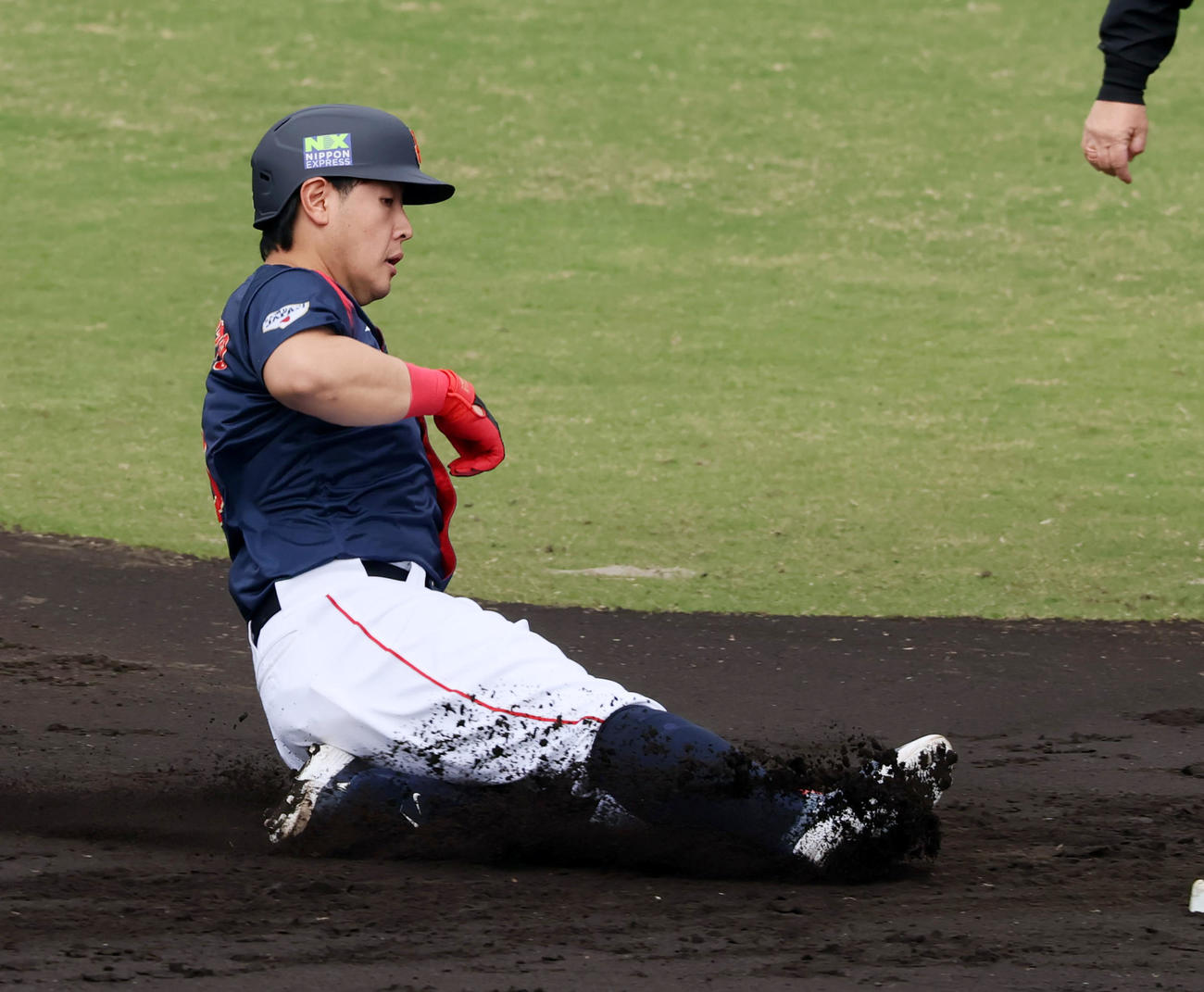 日本対広島　1回表日本無死一、二塁、岡本は左へ適時二塁打を放つ（撮影・加藤哉）