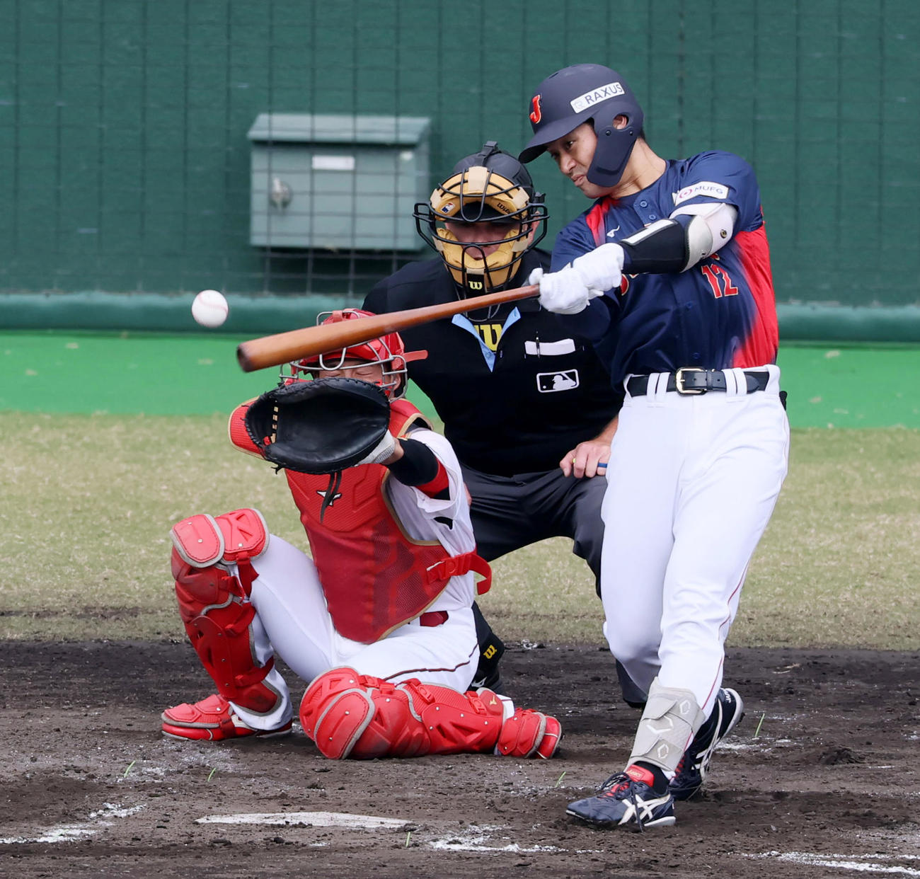 日本対広島　1回表日本2死二塁、坂本は中前打を放つ（撮影・加藤哉）
