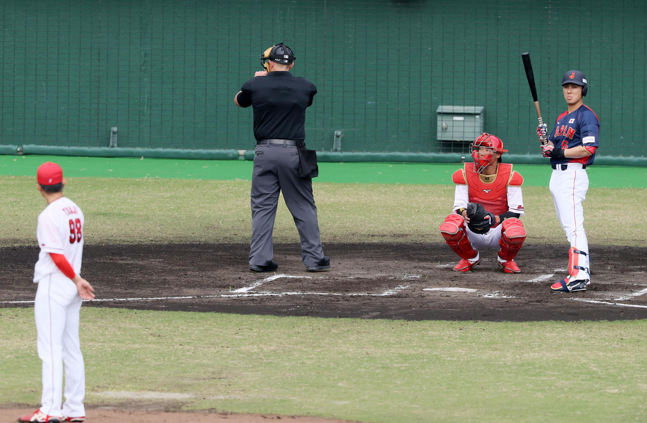 日本対広島　1回表日本1死一塁、ピッチクロック8秒ルール違反をとられた村林。投手辻（撮影・加藤哉）