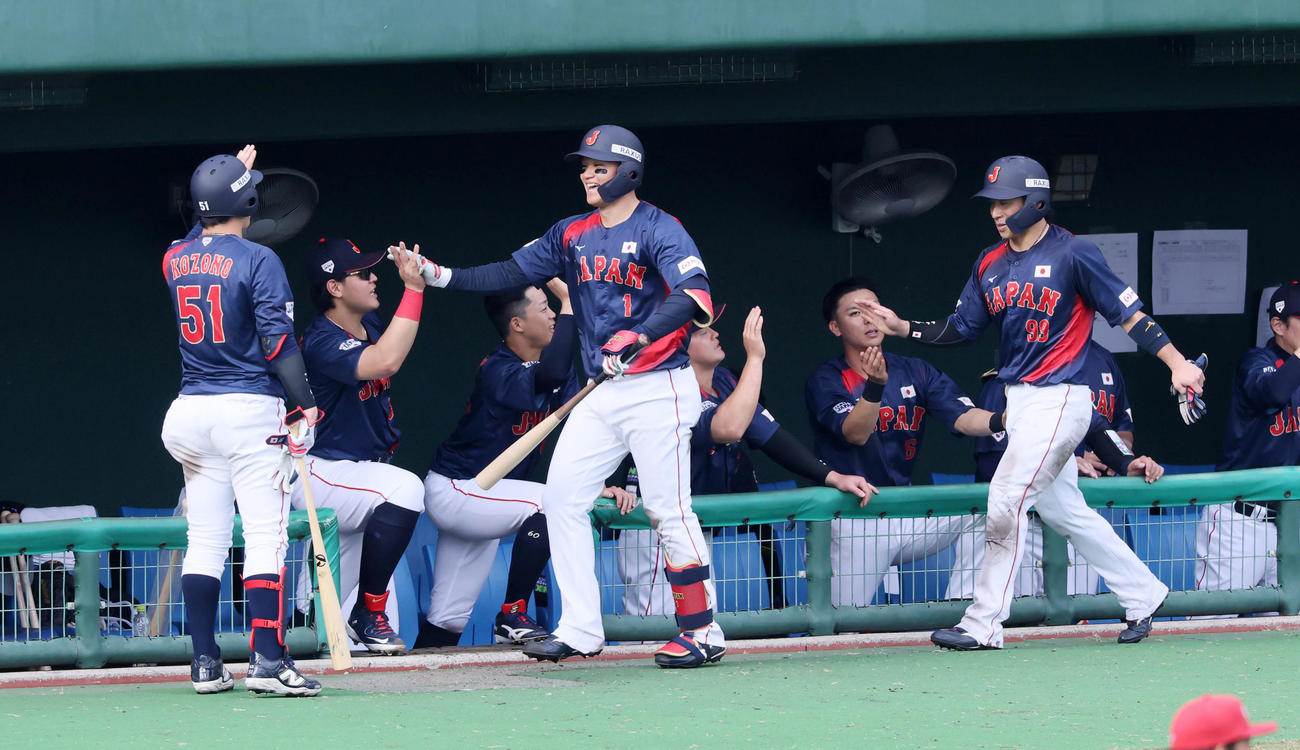 日本対広島　5回表日本2死二塁、森下は左越え2点本塁打を放ちベンチのナインとタッチする（撮影・加藤哉）