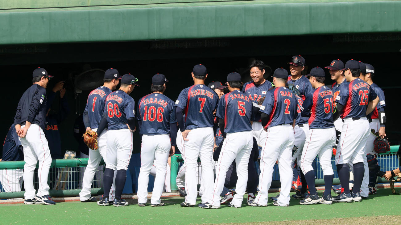 日本対広島　試合前円陣を組む日本ナイン（撮影・加藤哉）