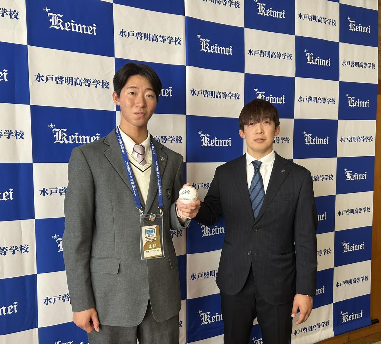 指名あいさつを受けた育成ドラフト1位の水戸啓明・中山（左）と菅野担当スカウト（撮影・星夏穂）