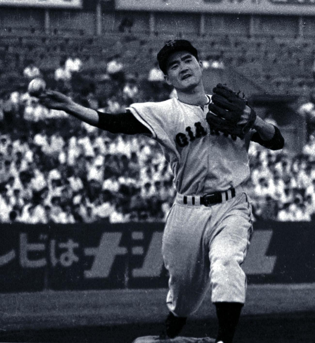 58年7月、華麗な守備を見せる「サード長嶋」