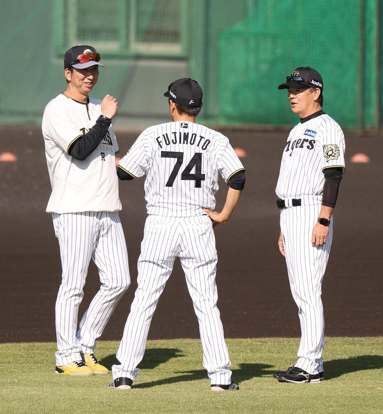 グラウンドで話をする左から藤川監督、藤本総合コーチ、和田ヘッド（2025年撮影）