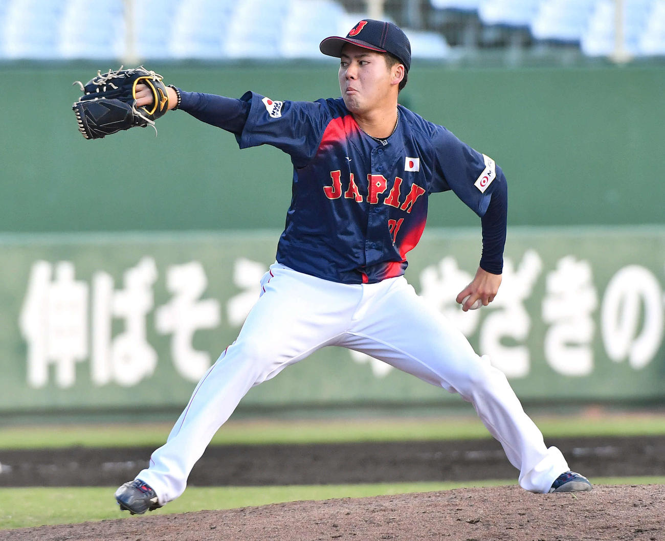 日本対広島　5回裏広島2死一、二塁から登板した、日本4番手の金丸（撮影・岩下翔太）