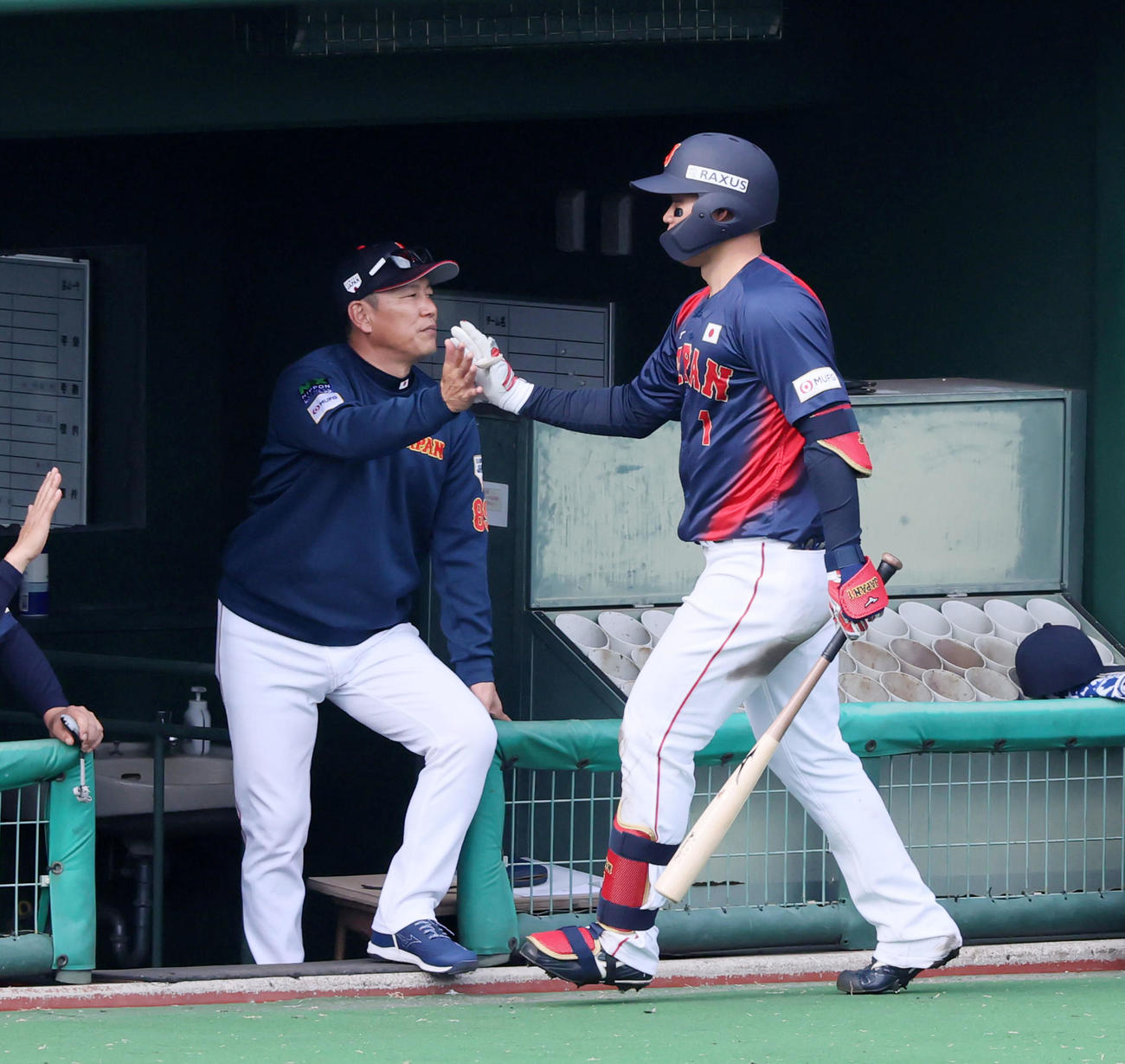 日本対広島　5回表日本2死二塁、森下は左越え2点本塁打を放ちベンチの井端監督（左）とタッチする（撮影・加藤哉）