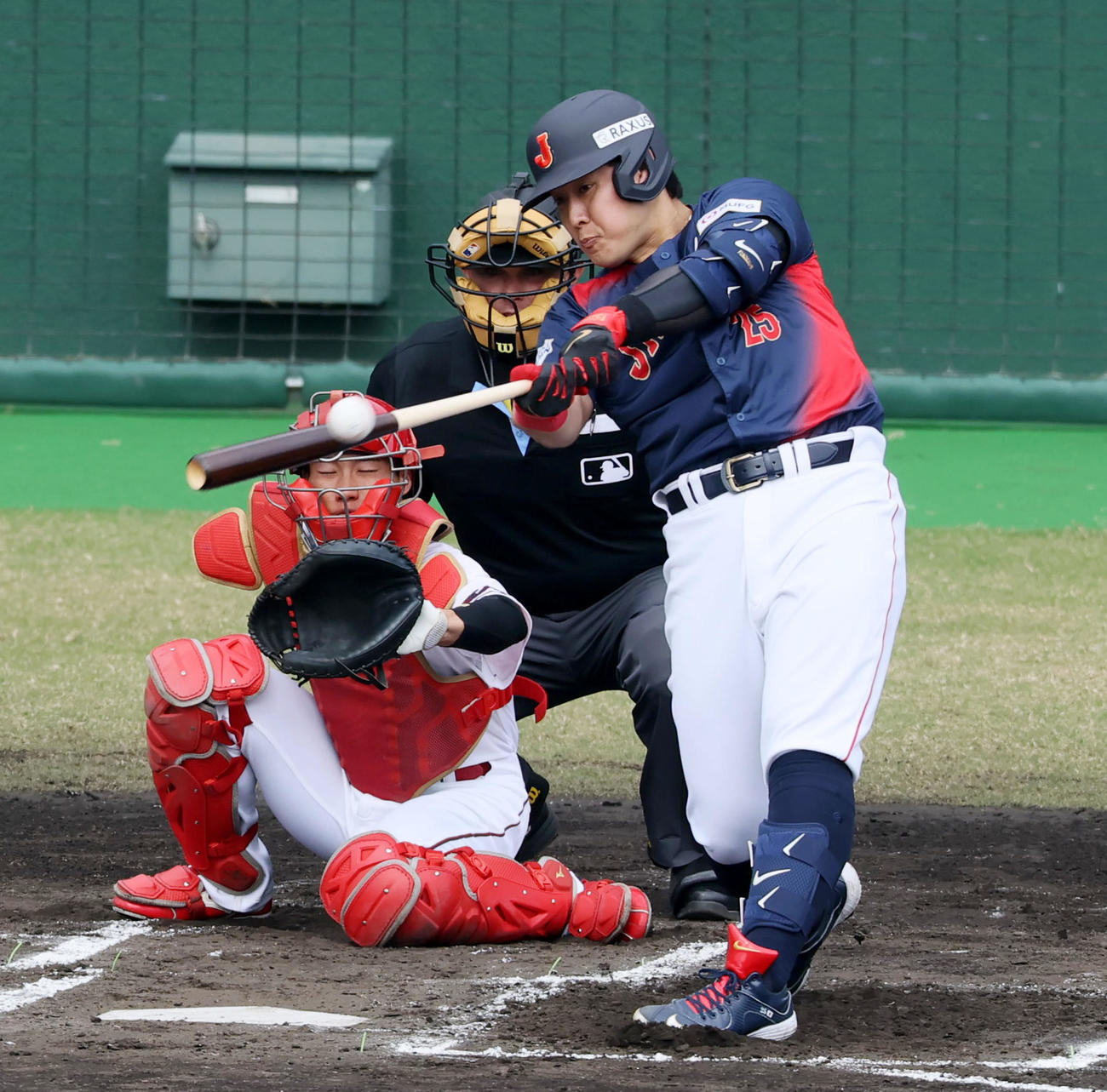 日本対広島　1回表日本無死一、二塁、岡本は左へ適時二塁打を放つ（撮影・加藤哉）