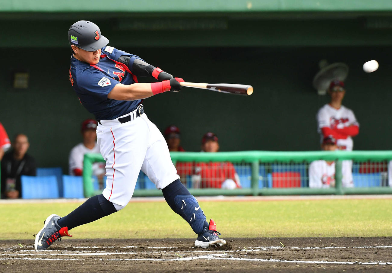 日本対広島　1回表日本無死一、二塁、岡本は適時左二塁打を放つ（撮影・岩下翔太）