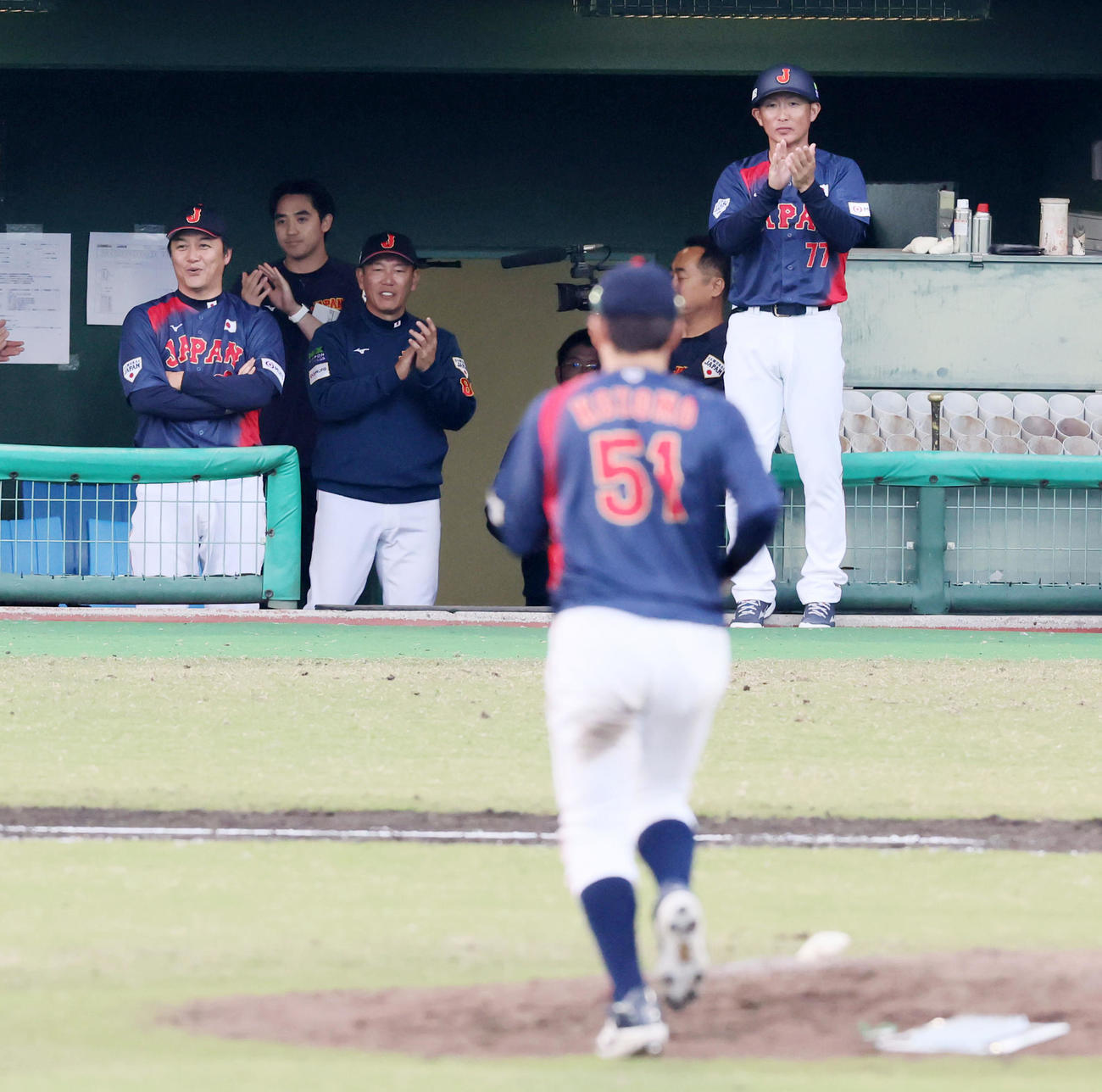 日本対広島　タイブレーク練習を含めた練習試合で広島に勝利しベンチで拍手する井端監督（撮影・加藤哉）