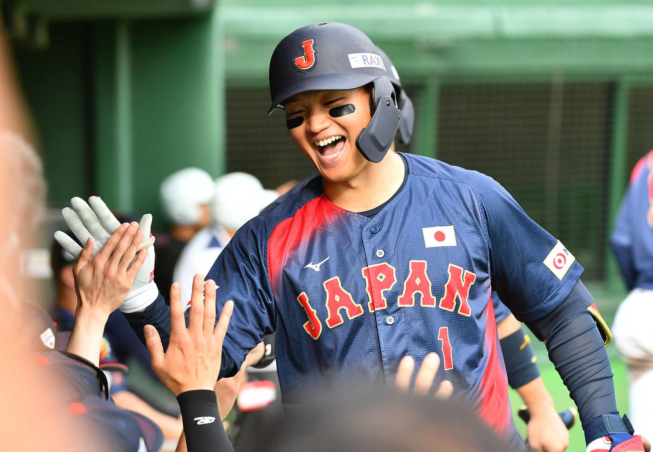 日本対広島　5回表日本2死二塁、左越え2点本塁打を放った森下はナインと笑顔でタッチを交わす（撮影・岩下翔太）