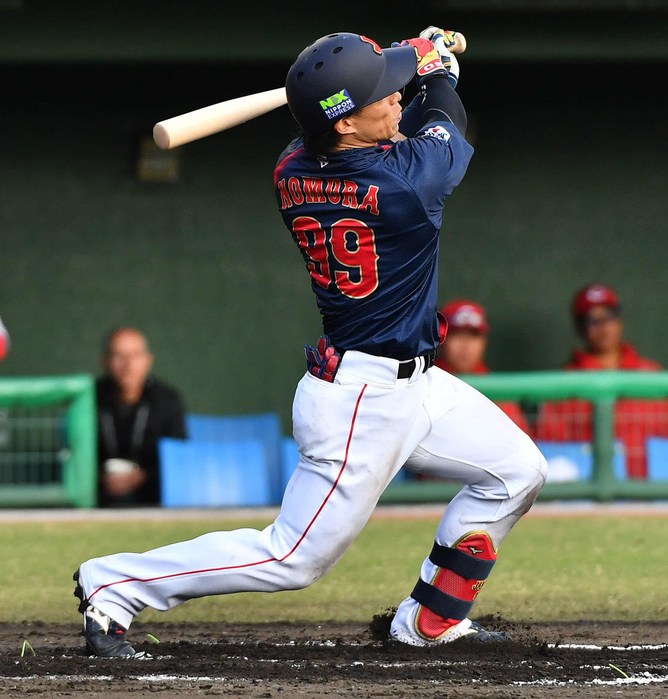 日本対広島　7回表日本無死一塁、野村は左越え2点本塁打を放つ（撮影・岩下翔太）