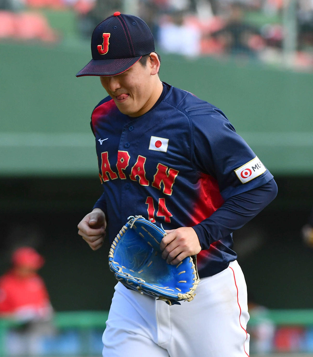 日本対広島　5回裏、3イニング目の途中9失点で降板となった日本3番手の隅田は悔しそうな表情でベンチへ戻る（撮影・岩下翔太）