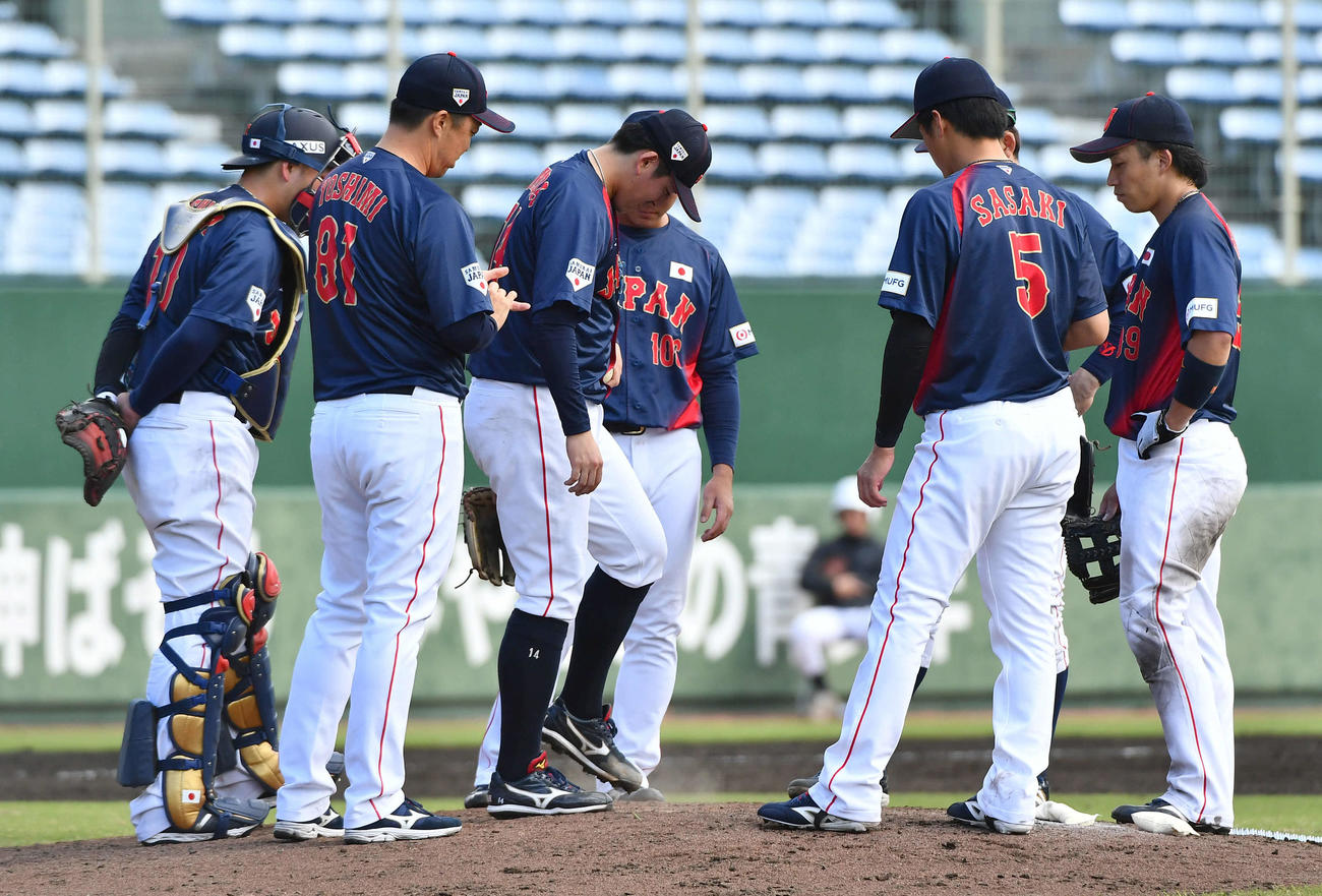 日本対広島　3イニング目の途中9失点で降板となった日本3番手の隅田（中央）は肩を落とす（撮影・岩下翔太）