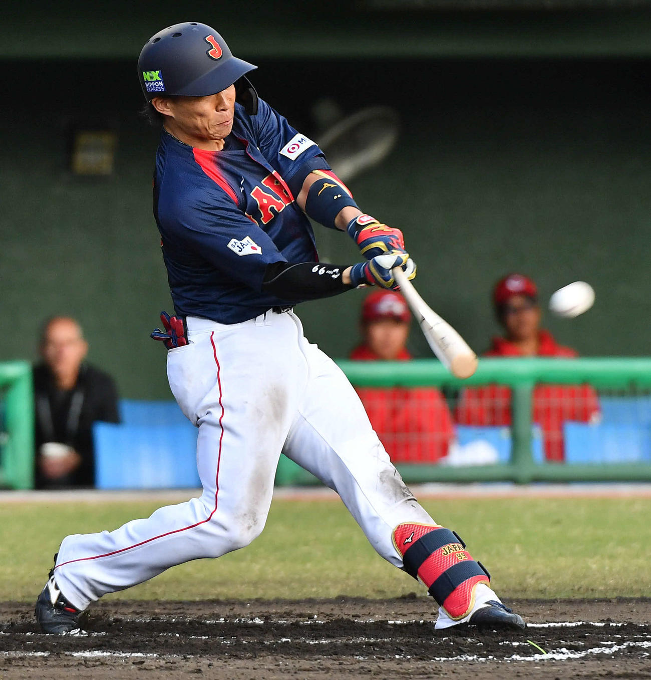 日本対広島　7回表日本無死一塁、野村は左越え2点本塁打を放つ（撮影・岩下翔太）