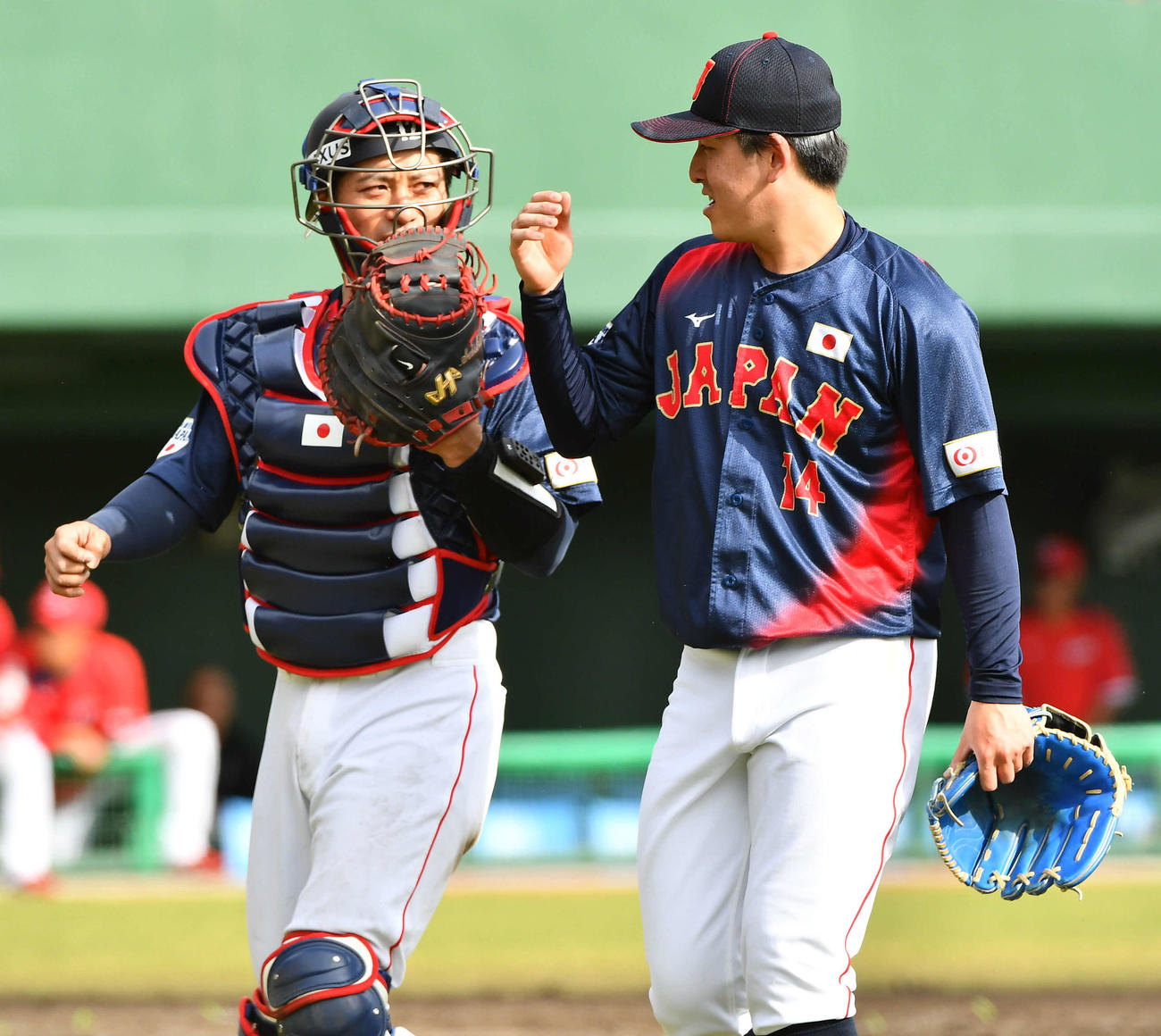 日本対広島　3回裏終了後、坂本（左）と話しながらベンチへ戻る隅田（撮影・岩下翔太）