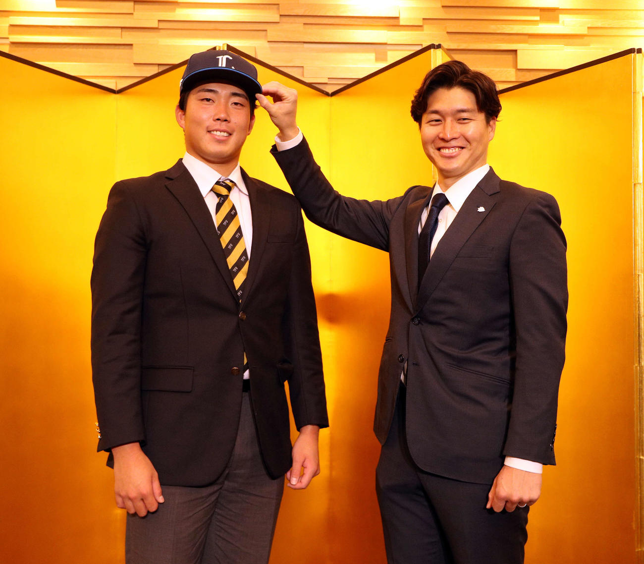 入団交渉を終えた東北福祉大・堀越（左）と西武斉藤スカウト（撮影・木村有優）
