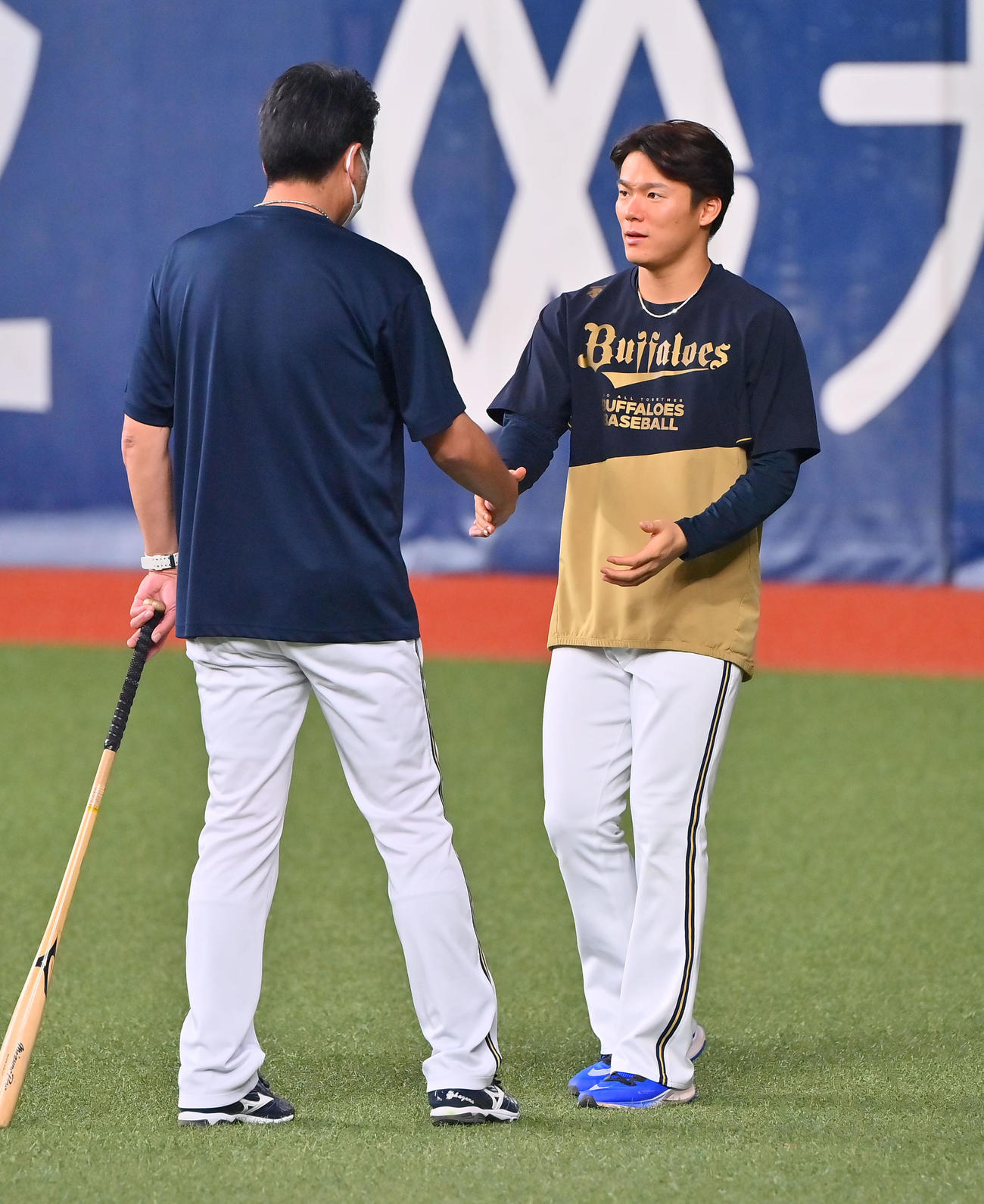 山本由伸と握手する高山郁夫コーチ（2022年撮影）