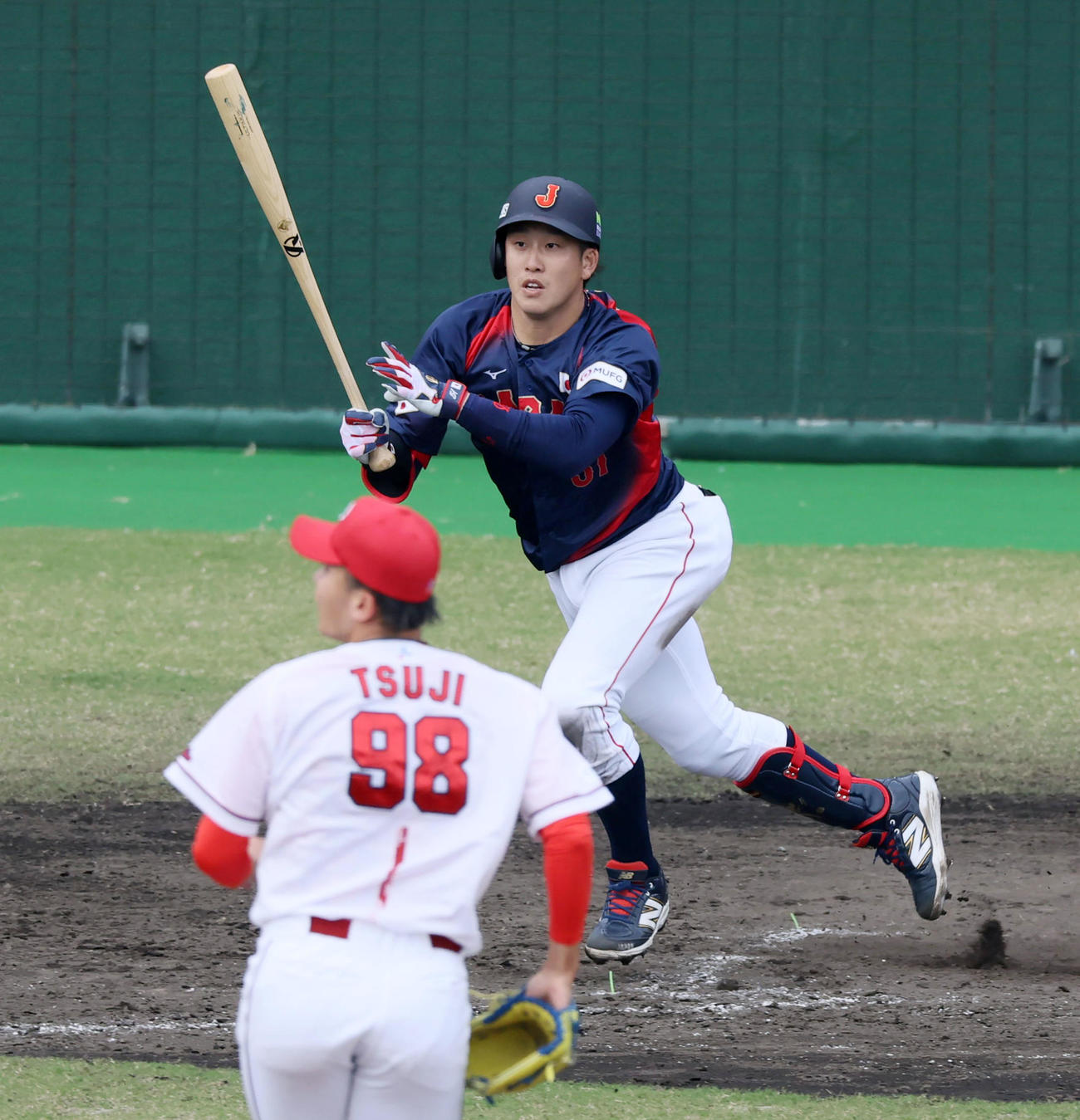 日本対広島　4回表日本2死満塁、小園は右前適時打を放つ。投手辻（撮影・加藤哉）