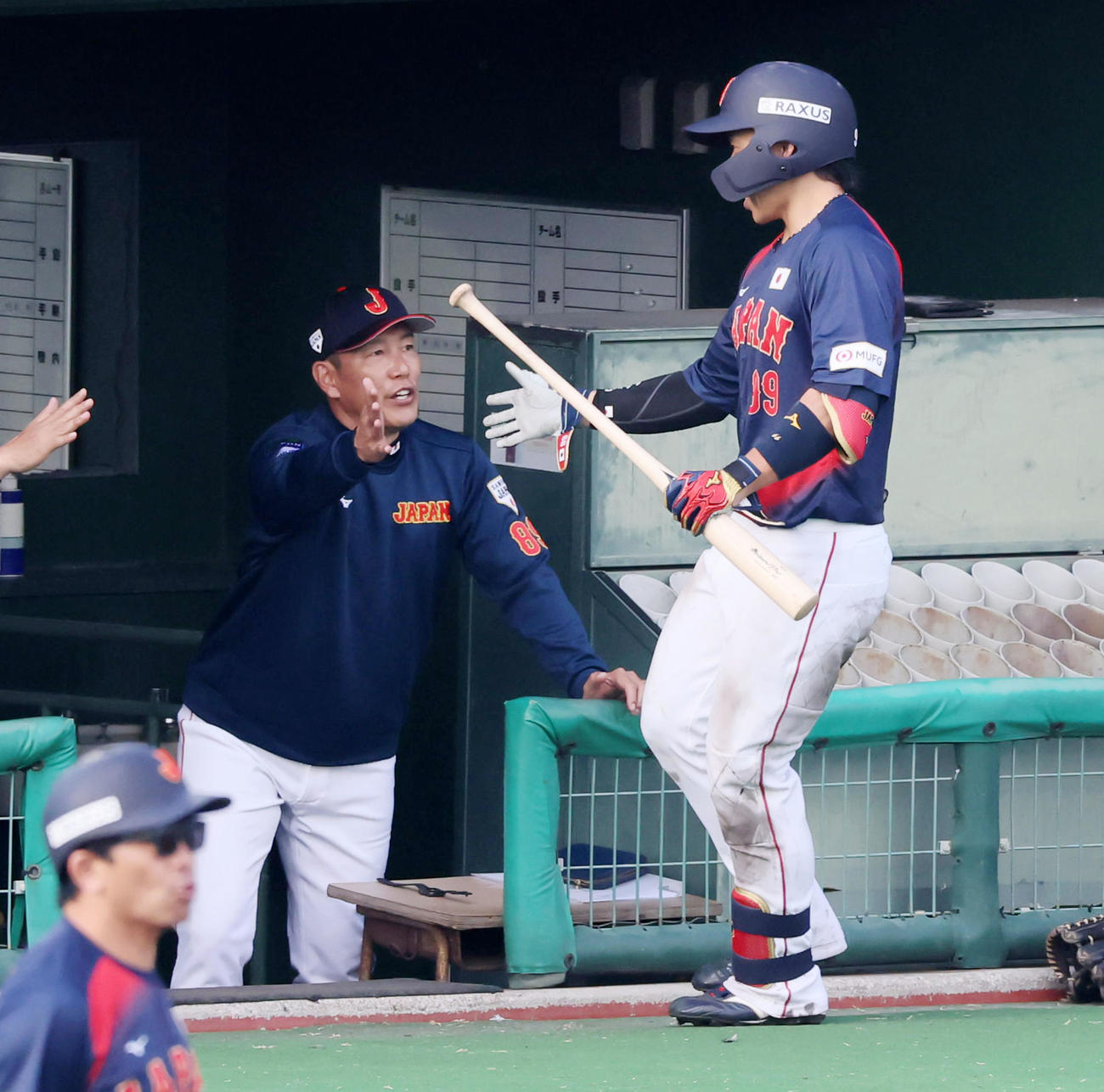 日本対広島　7回表日本無死一塁、野村は左越え2点本塁打を放ちベンチの井端監督（左）とタッチする（撮影・加藤哉）