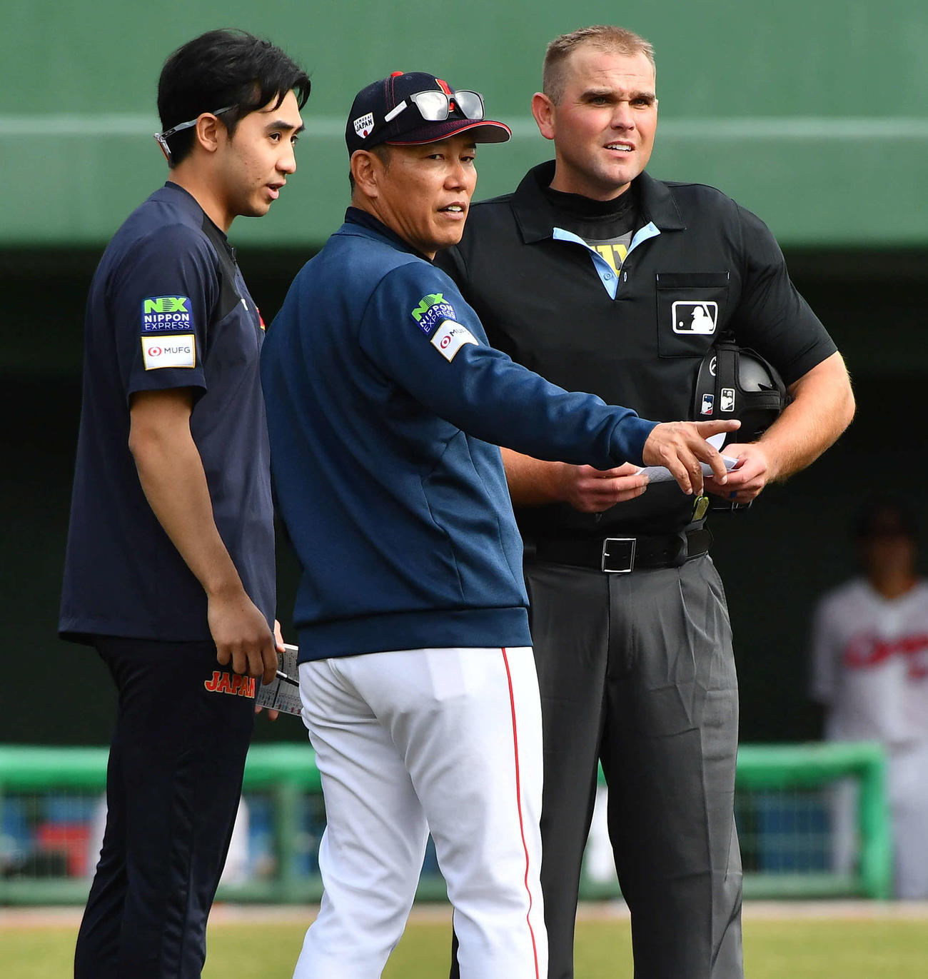 日本対広島　3回表終了後、交代を告げる井端監督（撮影・岩下翔太）