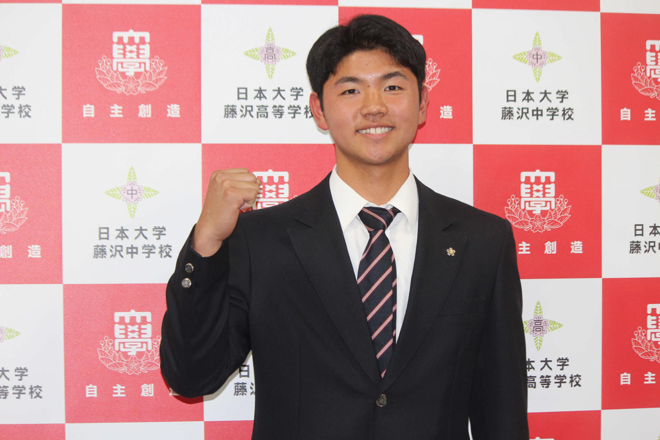 半田は仮契約を終えて笑顔