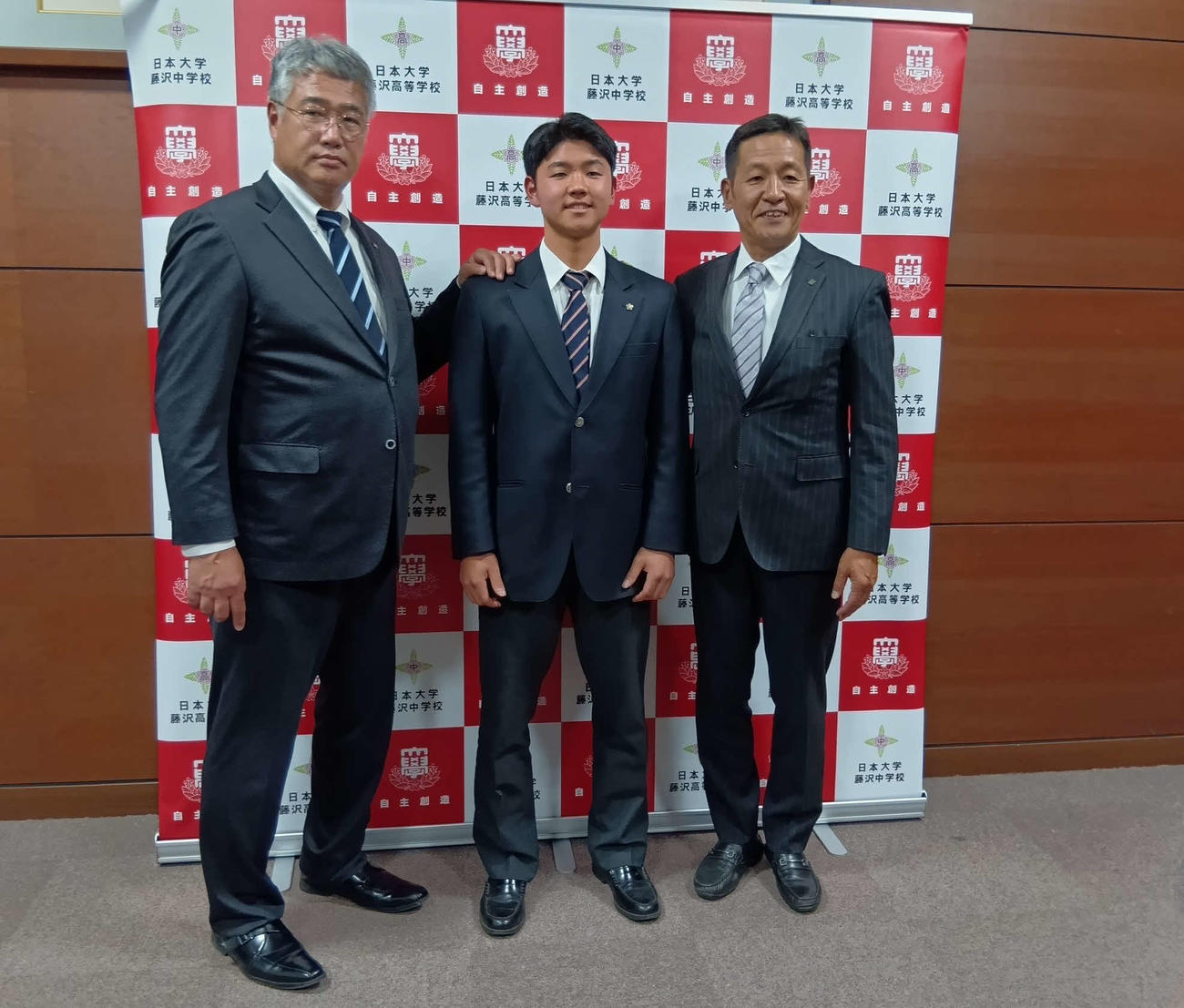 半田は木田優夫GM代行（左）と坂本スカウトと笑顔
