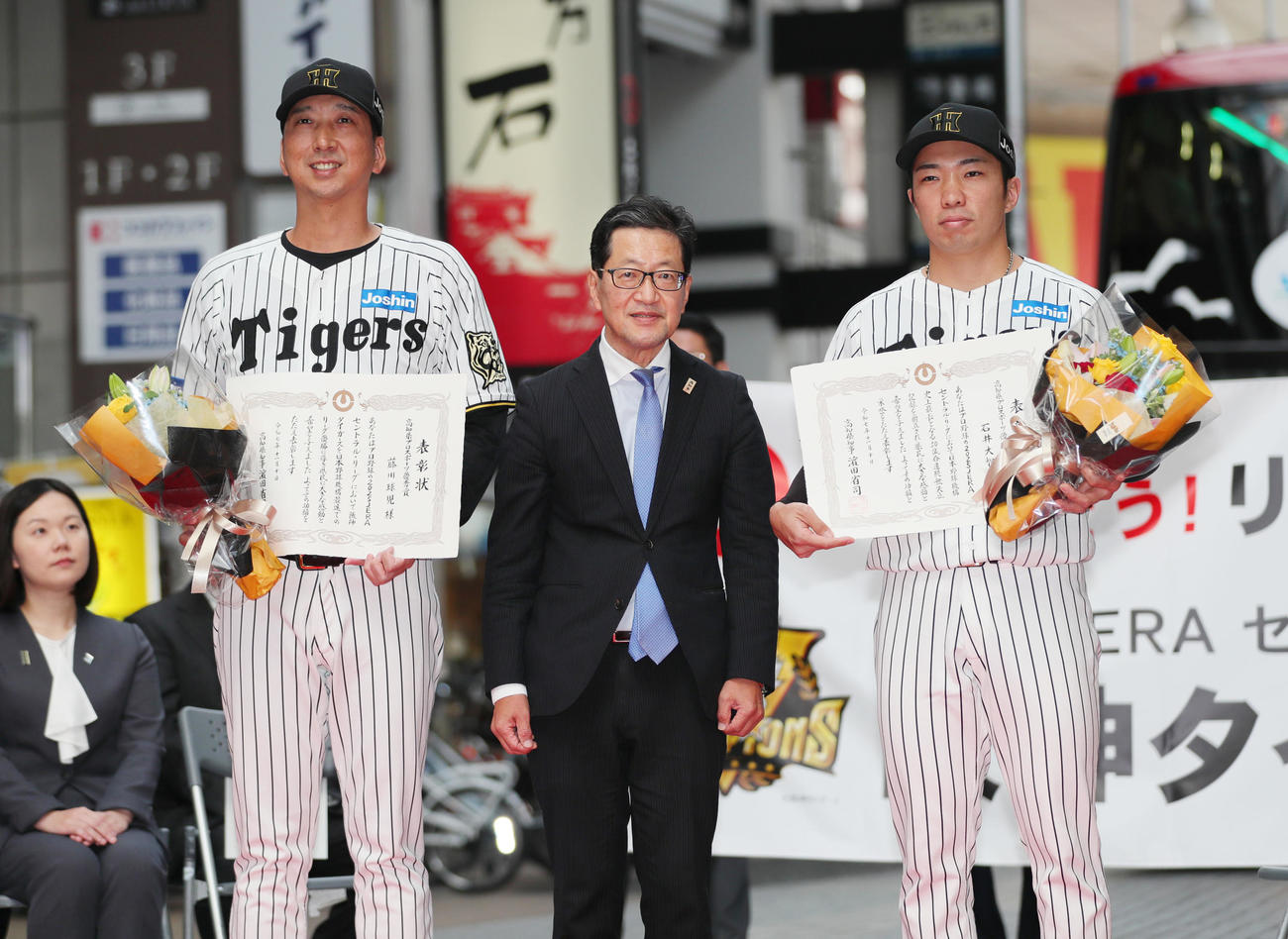 高知県スポーツ顕彰受賞の阪神石井（右）と阪神セ・リーグ優勝の表彰を受ける藤川監督。中央は浜田省司高知県知事（撮影・上山淳一）