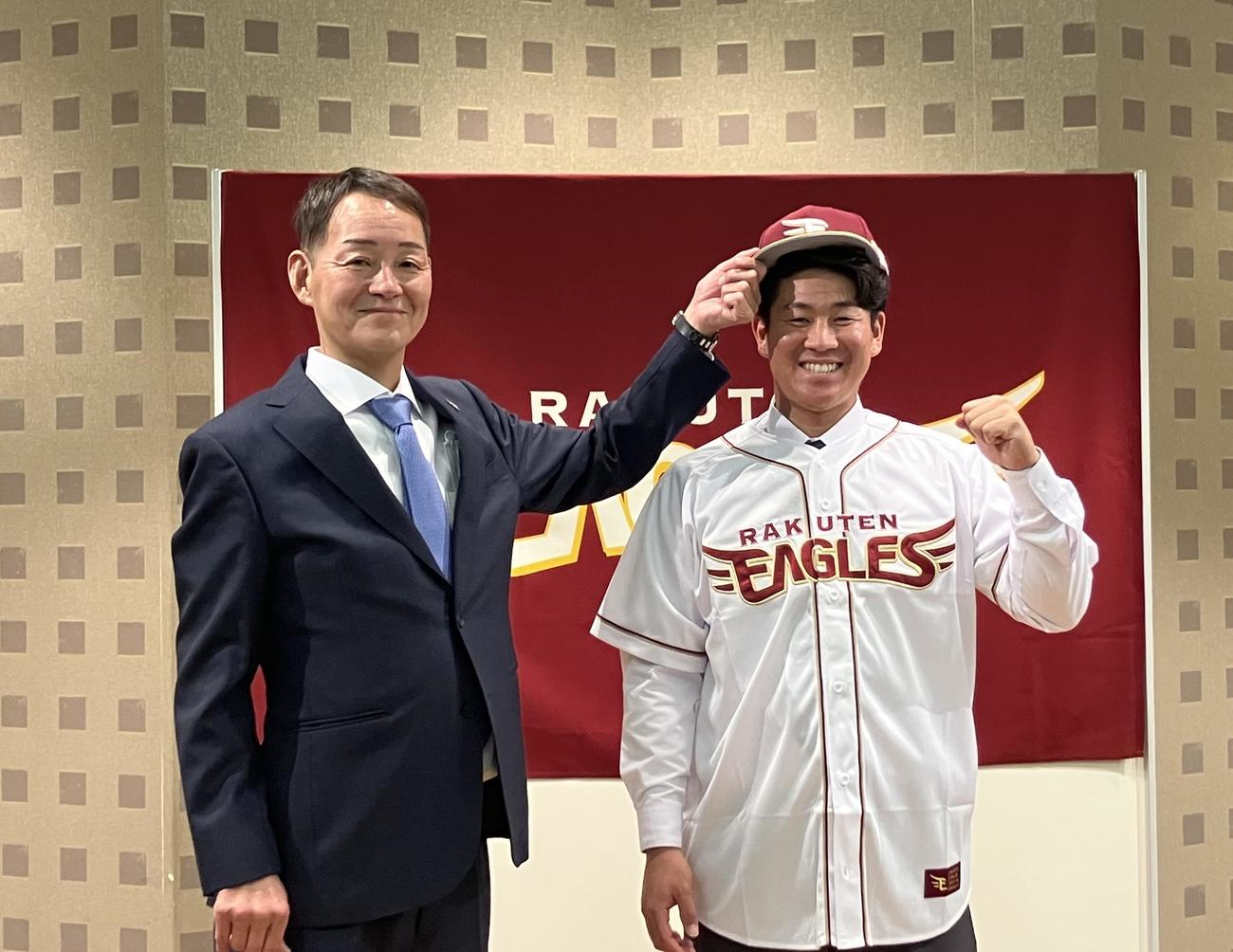 入団交渉に臨んだ、左から部坂スカウト、楽天ドラフト3位の中大・繁永（撮影・北村健龍）