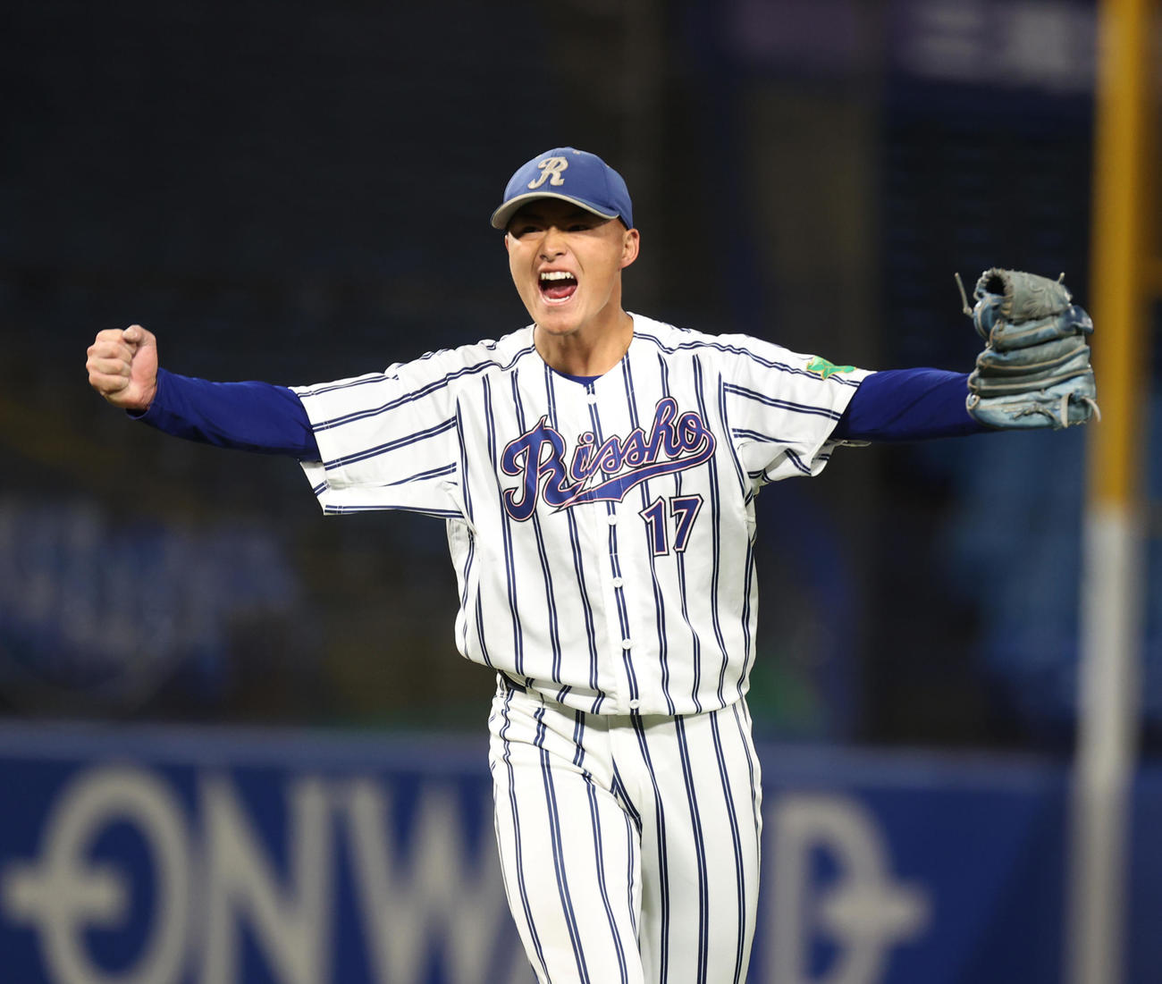 駒大対立正大　延長12回、無失点に抑えた立正大・林はガッツポーズする（撮影・柴田隆二）