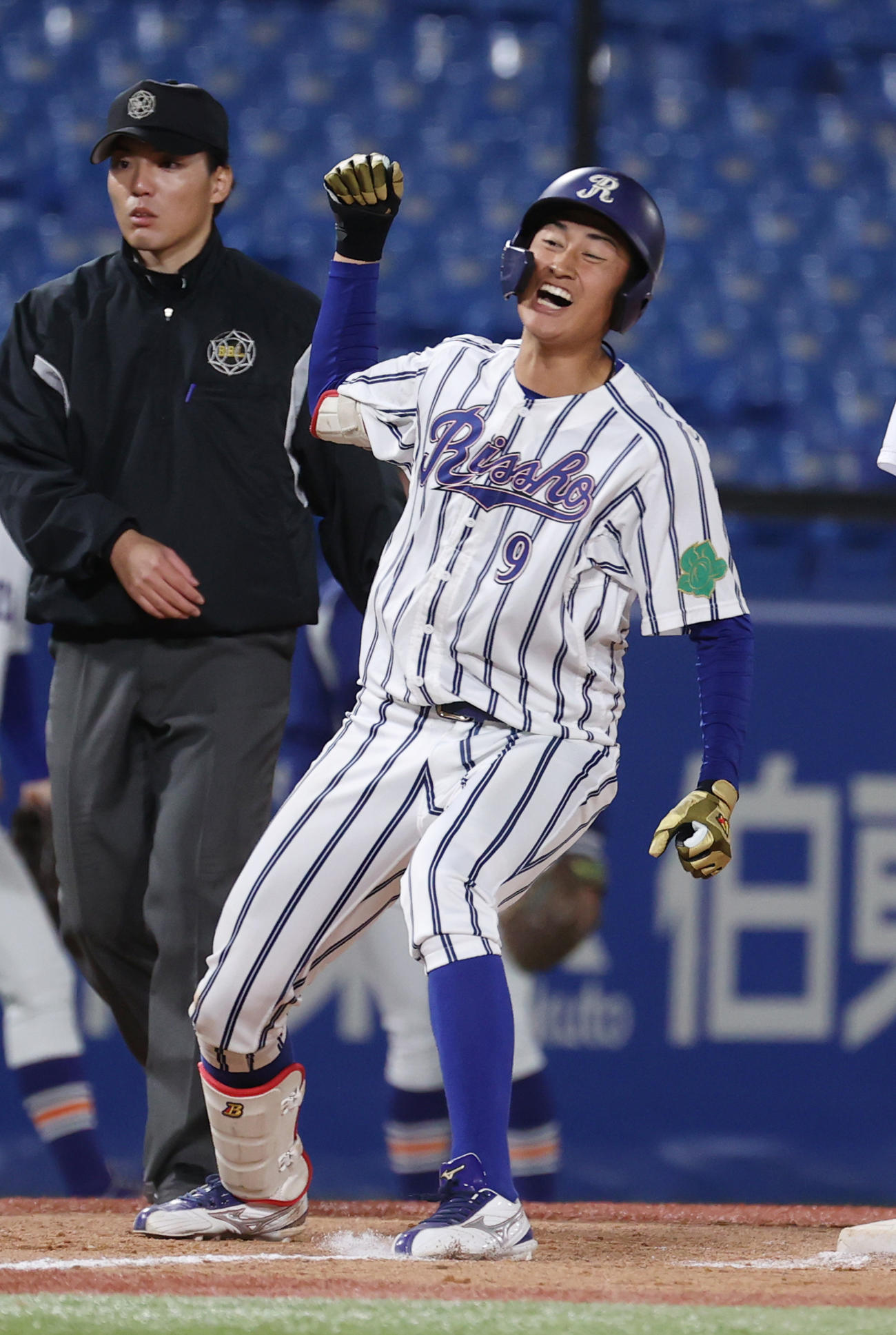 駒大対立正大　7回裏立正大1死一、二塁、福田敦は右中間に適時三塁打を放ちガッツポーズする（撮影・柴田隆二）