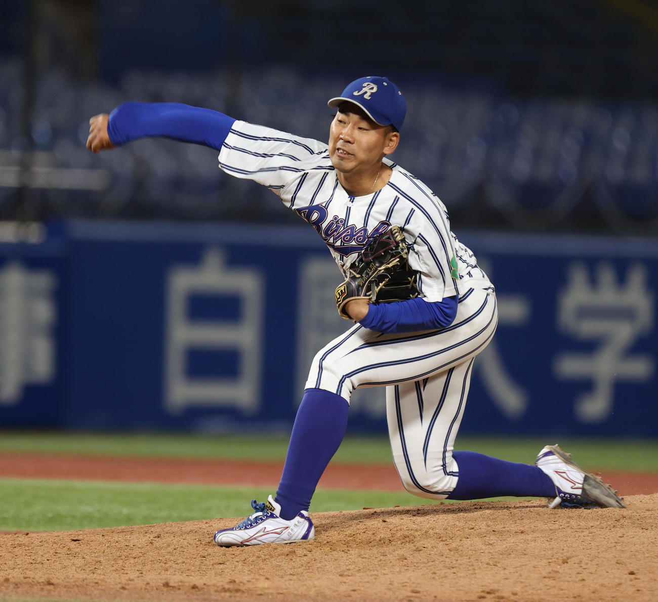 駒大対立正大　7回途中から登板した立正大・鈴木良（撮影・柴田隆二）