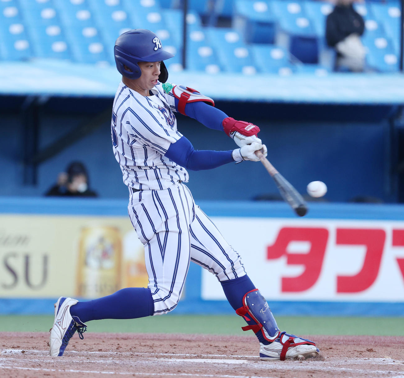 駒大対立正大　2回裏立正大1死、椎木は左越えに本塁打を放つ（撮影・柴田隆二）