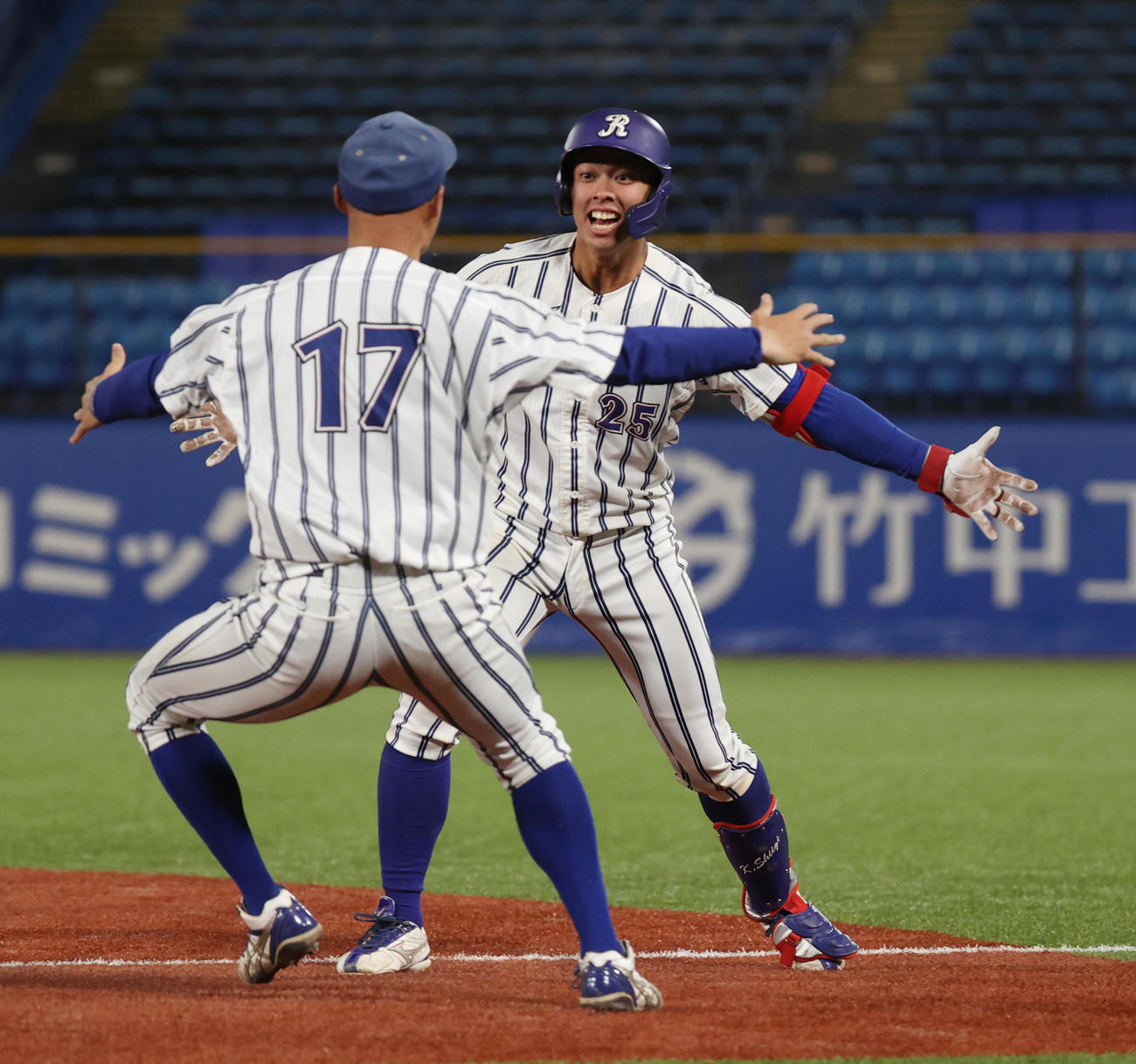 駒大対立正大　延長12回裏立正大2死一、三塁、椎木（右）は右前にサヨナラ適時打を放ち喜ぶ（撮影・柴田隆二）