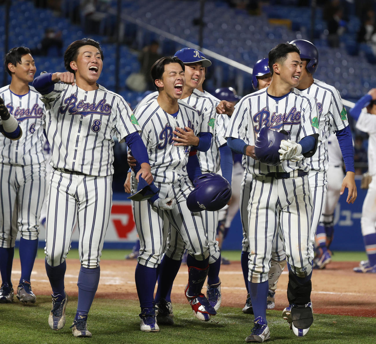 駒大対立正大　延長12回裏立正大2死一、三塁、椎木（左から3人目）は右前にサヨナラ適時打を放ちナインと喜び合う（撮影・柴田隆二）