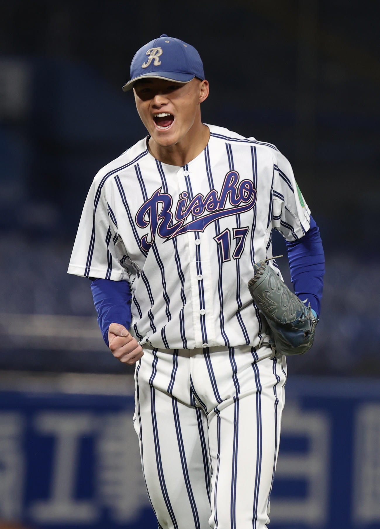 駒大対立正大　9回途中から登板した立正大・林はピンチを切り抜けガッツポーズする（撮影・柴田隆二）