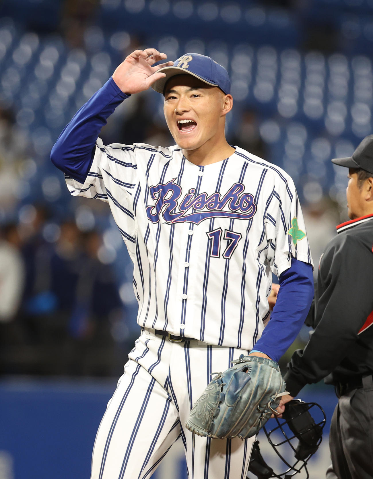 駒大対立正大　延長12回、無失点に抑えた立正大・林は笑顔を見せる（撮影・柴田隆二）