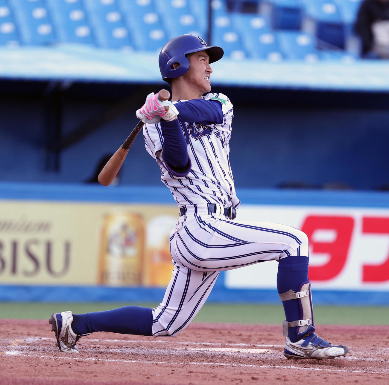 駒大対立正大　4回裏立正大無死、安田は右越えに本塁打を放つ（撮影・柴田隆二）