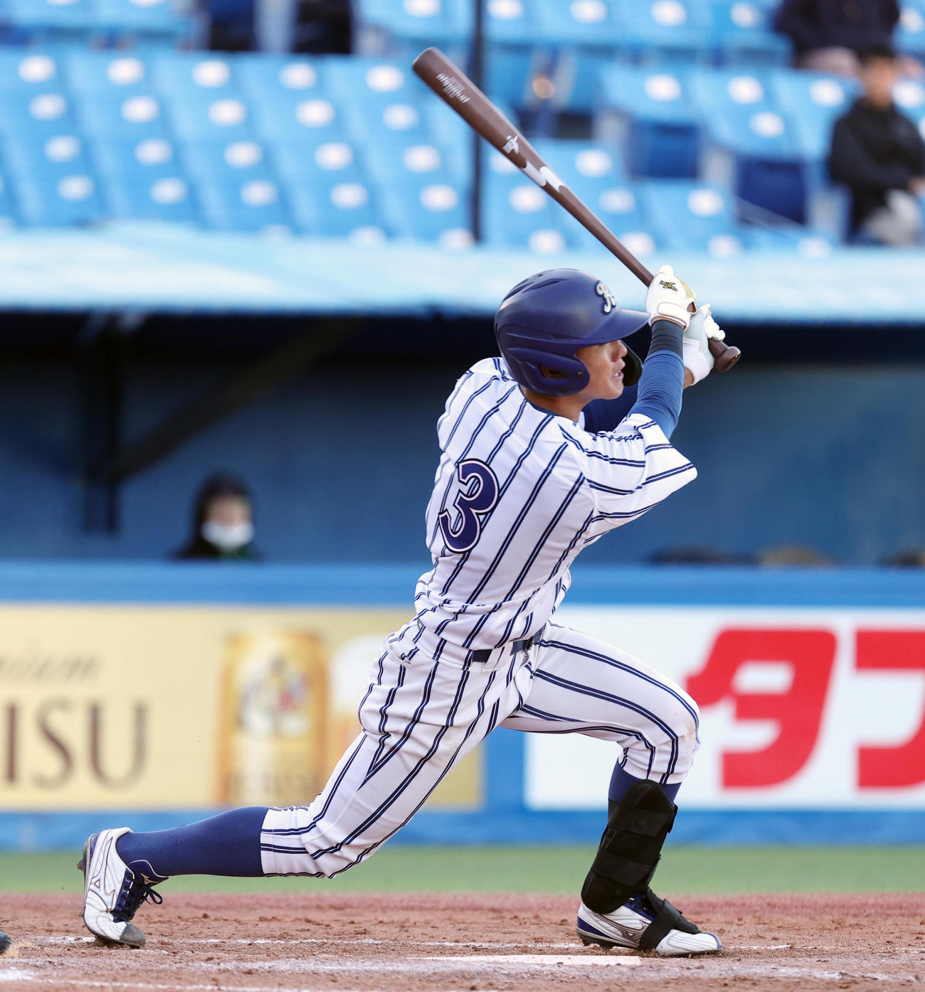 駒大対立正大　4回裏立正大1死二塁、藤崎凌は右越えに適時三塁打を放つ（撮影・柴田隆二）