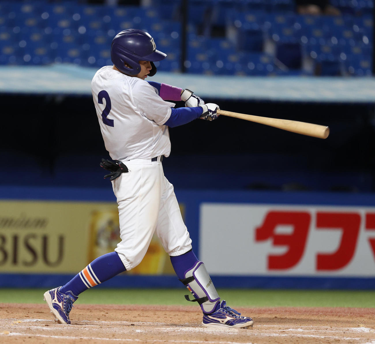 駒大対立正大　7回表駒大1死一、三塁、遠渡は左適時二塁打を放つ（撮影・柴田隆二）