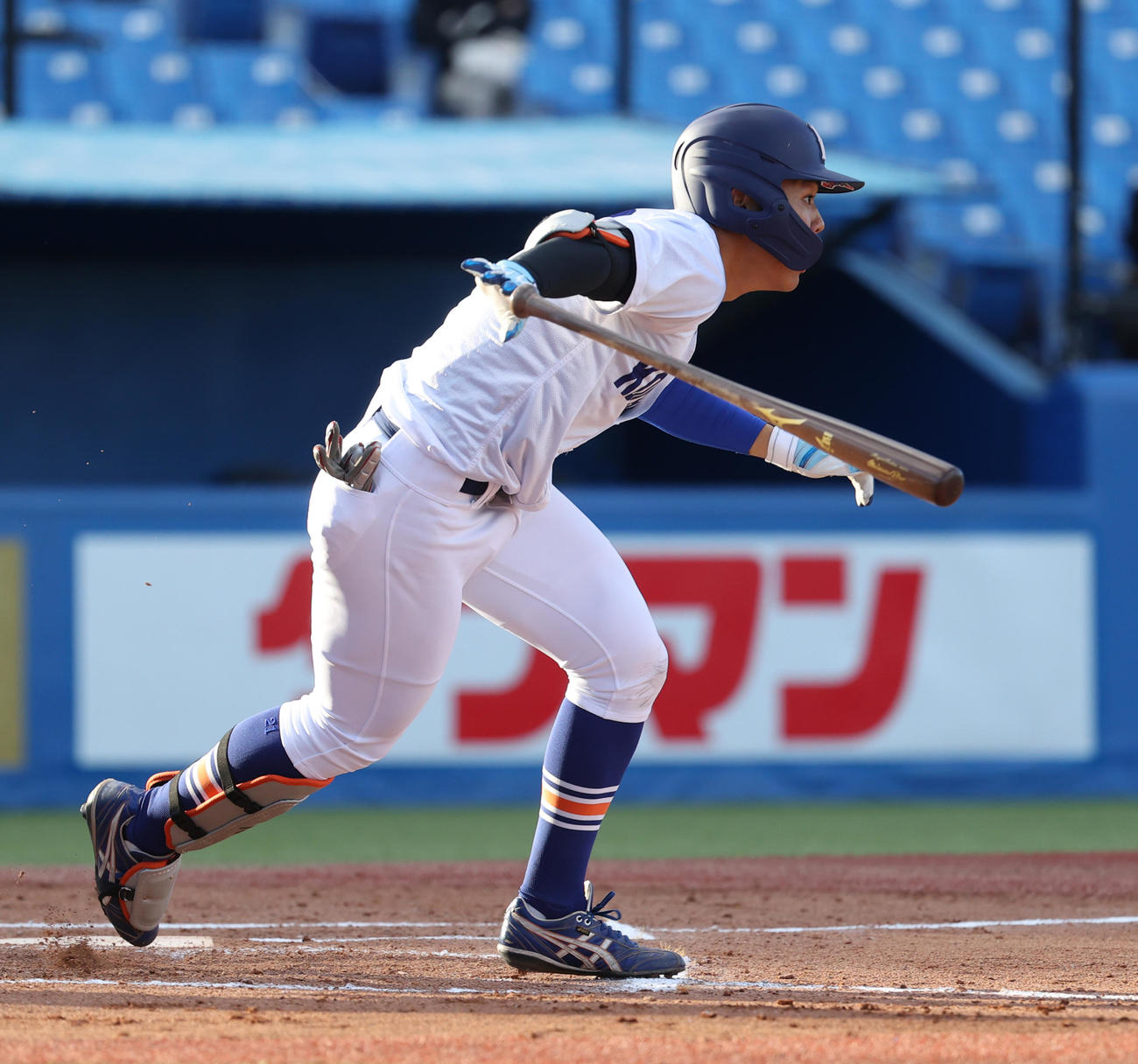 駒大対立正大　1回表駒大2死二塁、吉村は右中間に適時二塁打を放つ（撮影・柴田隆二）