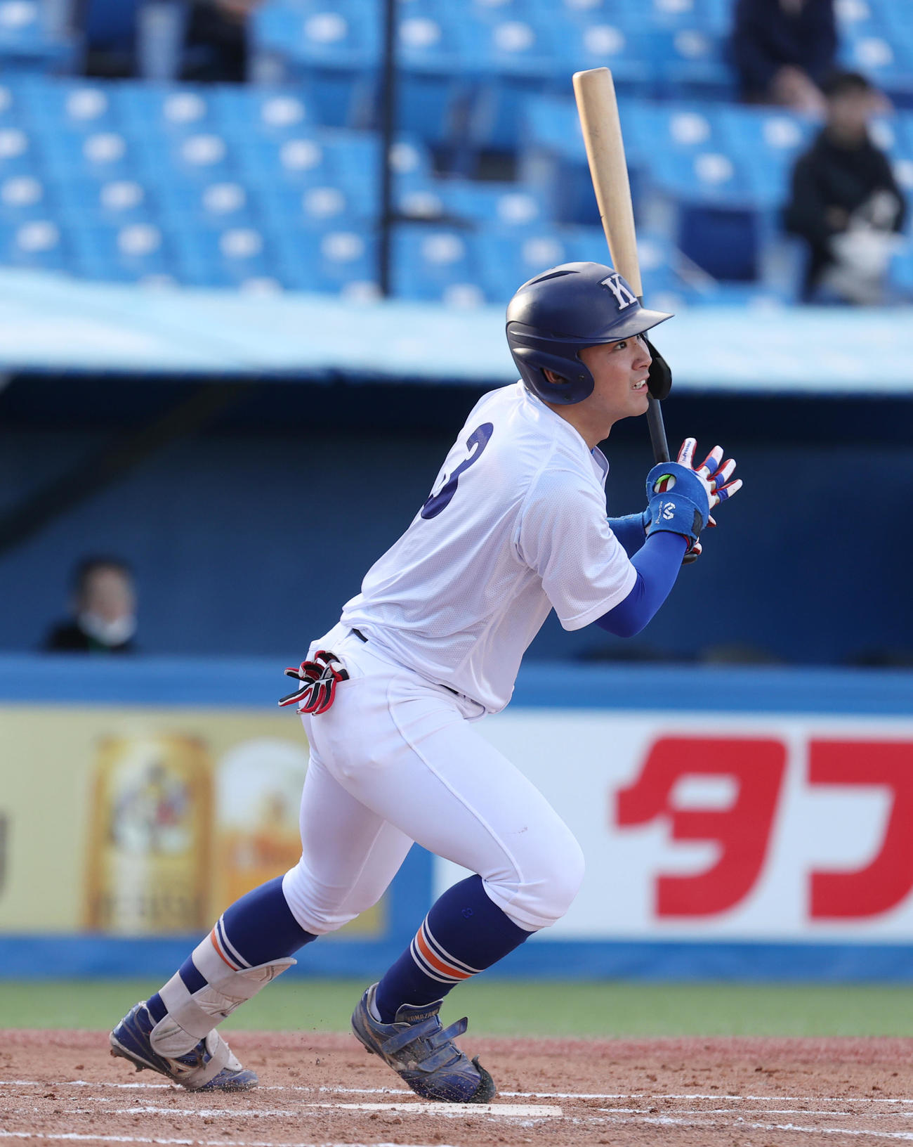 駒大対立正大　1回表駒大2死二、三塁、永野は右翼線に適時三塁打を放つ（撮影・柴田隆二）