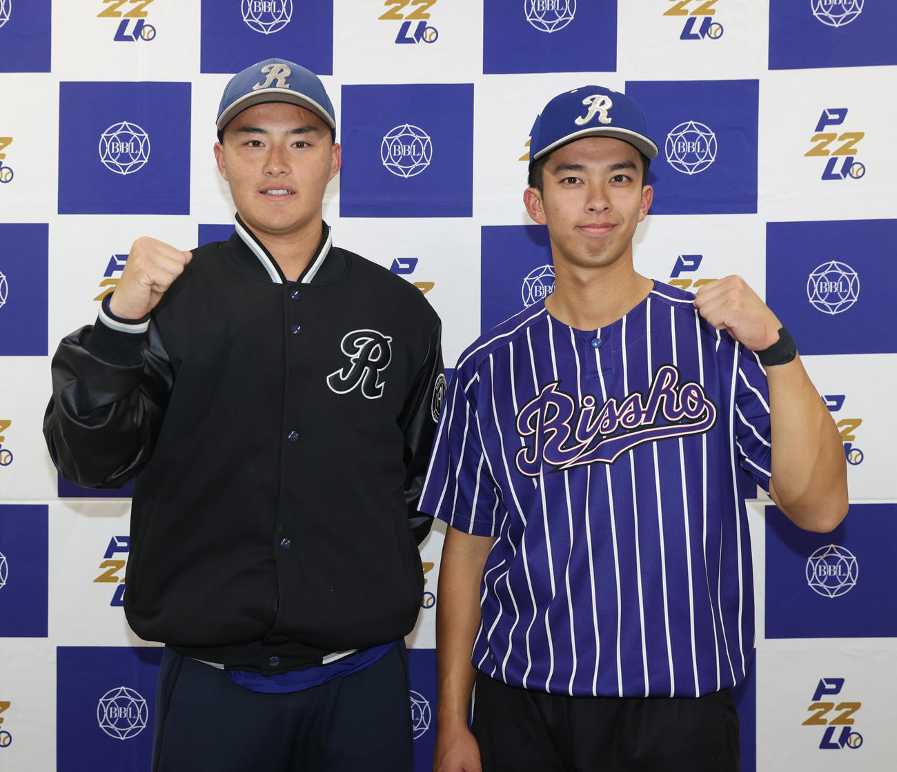 駒大対立正大　立正大・林（左）とサヨナラ打の椎木はガッツポーズする（撮影・柴田隆二）