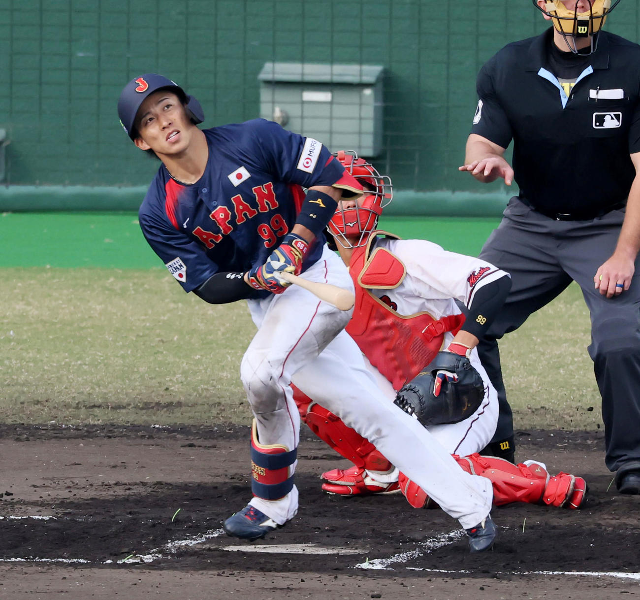 日本対広島　7回表日本無死一塁、野村は左越え2点本塁打を放つ（撮影・加藤哉）