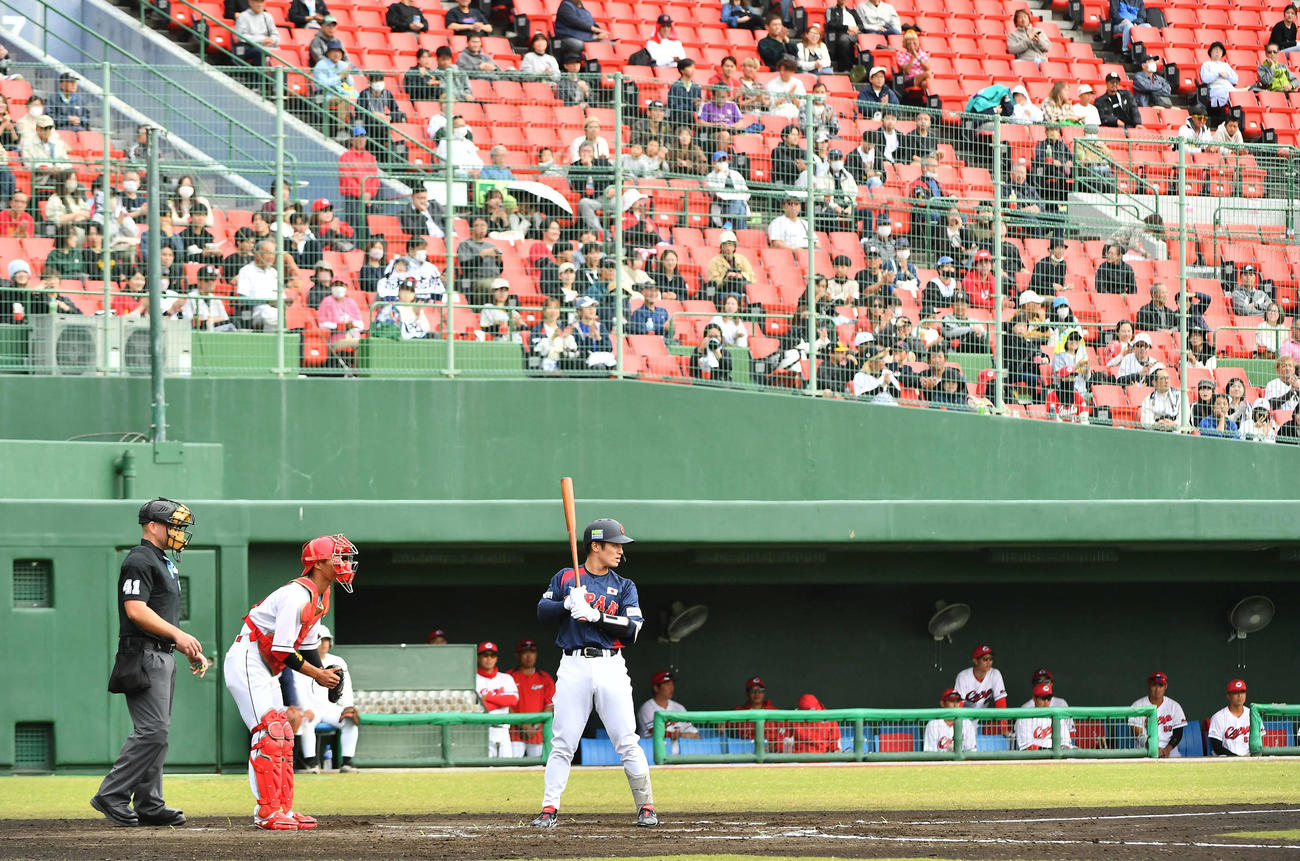 日本対広島　1回表日本2死二塁、誕生日の坂本が打席に入り、スタンドのファンからバースデーソングで祝福される（撮影・岩下翔太）