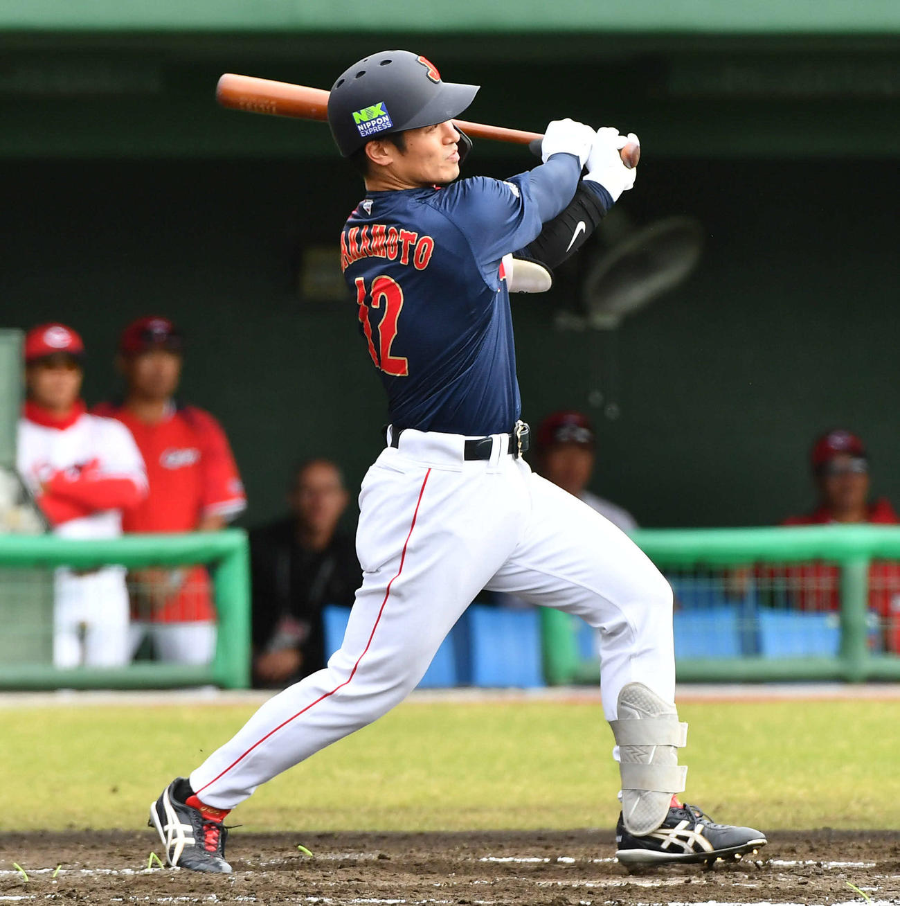 日本対広島　1回表日本2死二塁、坂本は中前安打を放つ（撮影・岩下翔太）