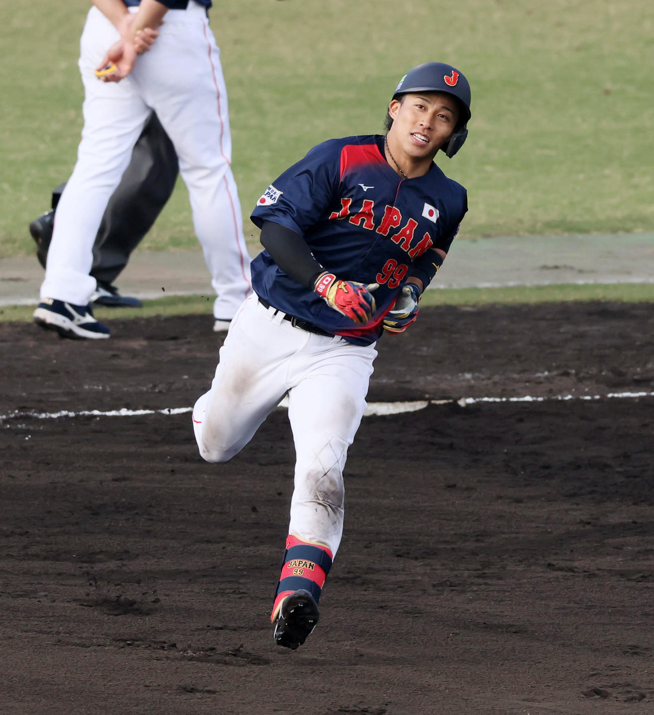 日本対広島　7回表日本無死一塁、野村は左越え2点本塁打を放ちダイヤモンドを駆ける（撮影・加藤哉）