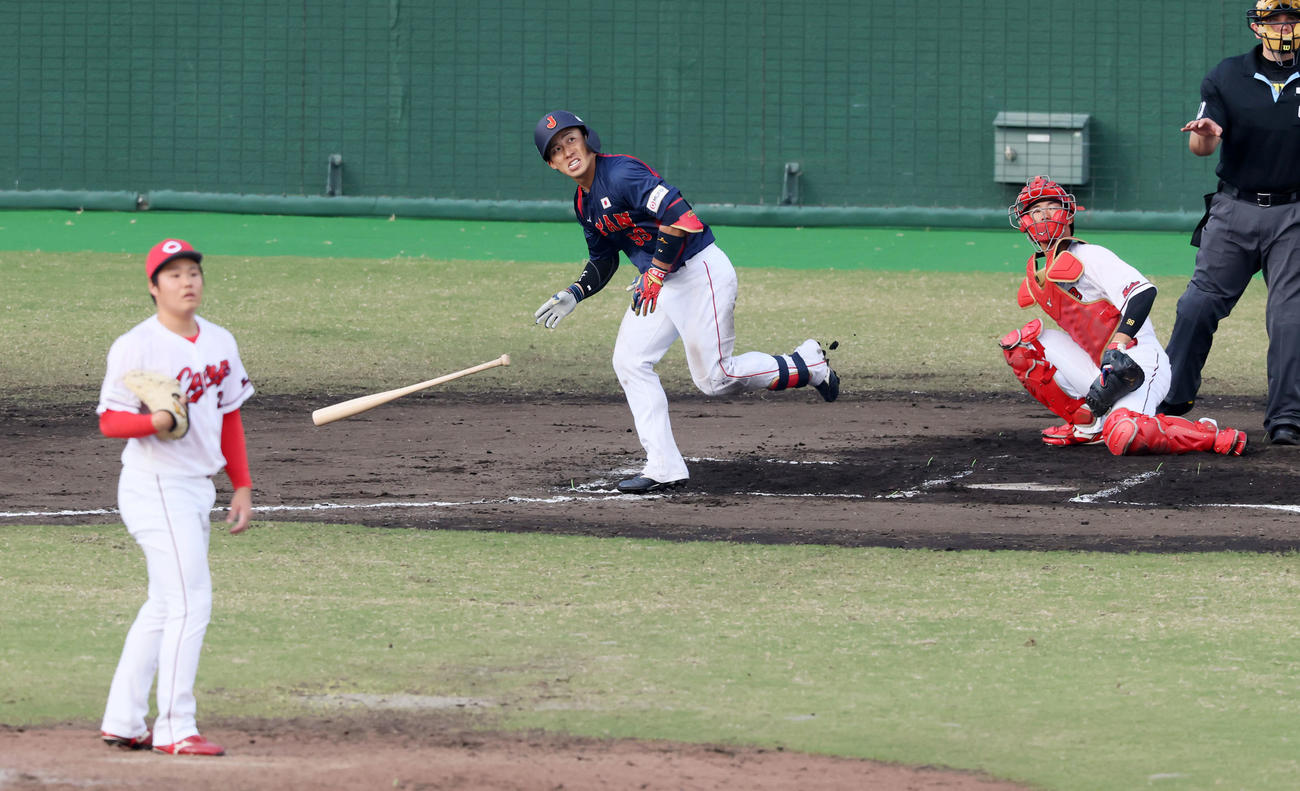 日本対広島　7回表日本無死一塁、野村は左越え2点本塁打を放つ。投手高（撮影・加藤哉）