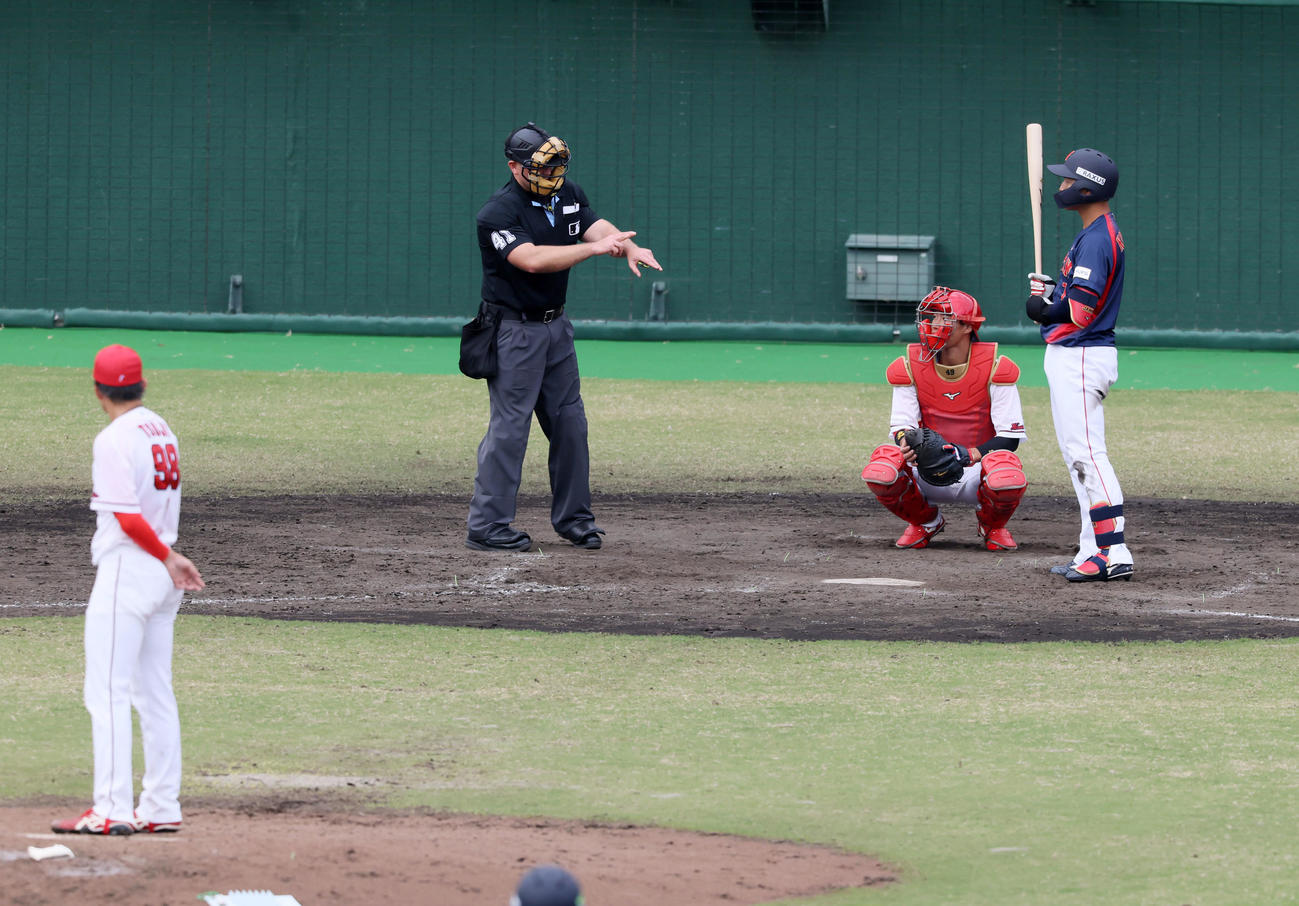 日本対広島　4回表日本2死一、二塁、西川はピッチクロック違反となる。投手辻（撮影・加藤哉）